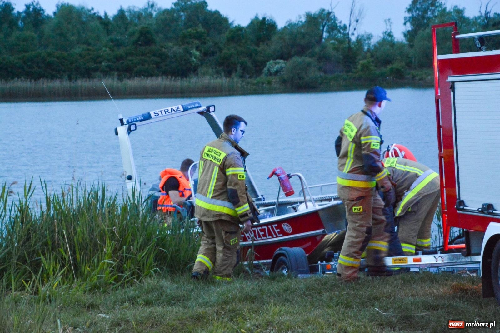 Zdjęcie w galerii na portalu naszraciborz.pl: Akcja poszukiwawcza w czaszy zbiornika Racibórz. W jednym z akwenów ujawniono przewróconą łódź [FOTO i WIDEO] wiadomości z regionu