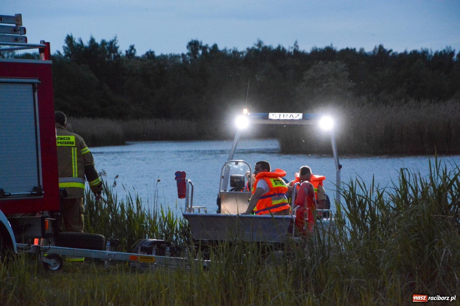 Zdjęcie w galerii na portalu naszraciborz.pl: Akcja poszukiwawcza w czaszy zbiornika Racibórz. W jednym z akwenów ujawniono przewróconą łódź [FOTO i WIDEO] wiadomości z regionu