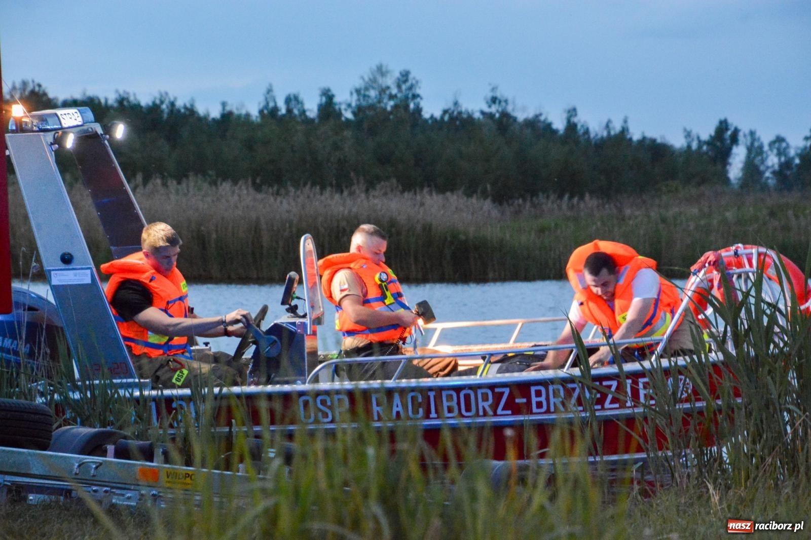 Zdjęcie w galerii na portalu naszraciborz.pl: Akcja poszukiwawcza w czaszy zbiornika Racibórz. W jednym z akwenów ujawniono przewróconą łódź [FOTO i WIDEO] wiadomości z regionu
