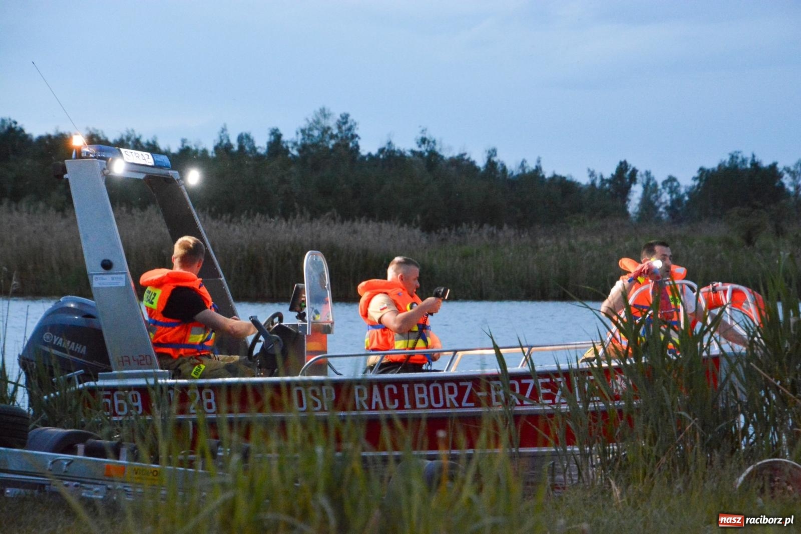 Zdjęcie w galerii na portalu naszraciborz.pl: Akcja poszukiwawcza w czaszy zbiornika Racibórz. W jednym z akwenów ujawniono przewróconą łódź [FOTO i WIDEO] wiadomości z regionu