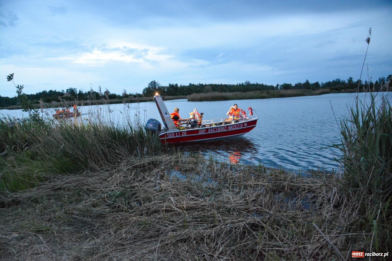 Zdjęcie w galerii na portalu naszraciborz.pl: Akcja poszukiwawcza w czaszy zbiornika Racibórz. W jednym z akwenów ujawniono przewróconą łódź [FOTO i WIDEO] wiadomości z regionu