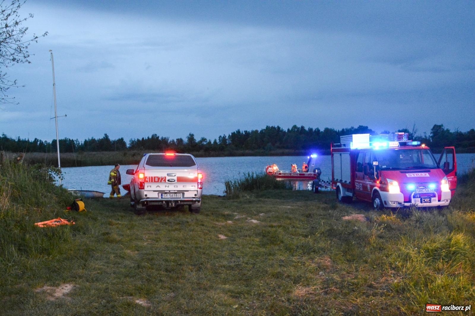 Zdjęcie w galerii na portalu naszraciborz.pl: Akcja poszukiwawcza w czaszy zbiornika Racibórz. W jednym z akwenów ujawniono przewróconą łódź [FOTO i WIDEO] wiadomości z regionu