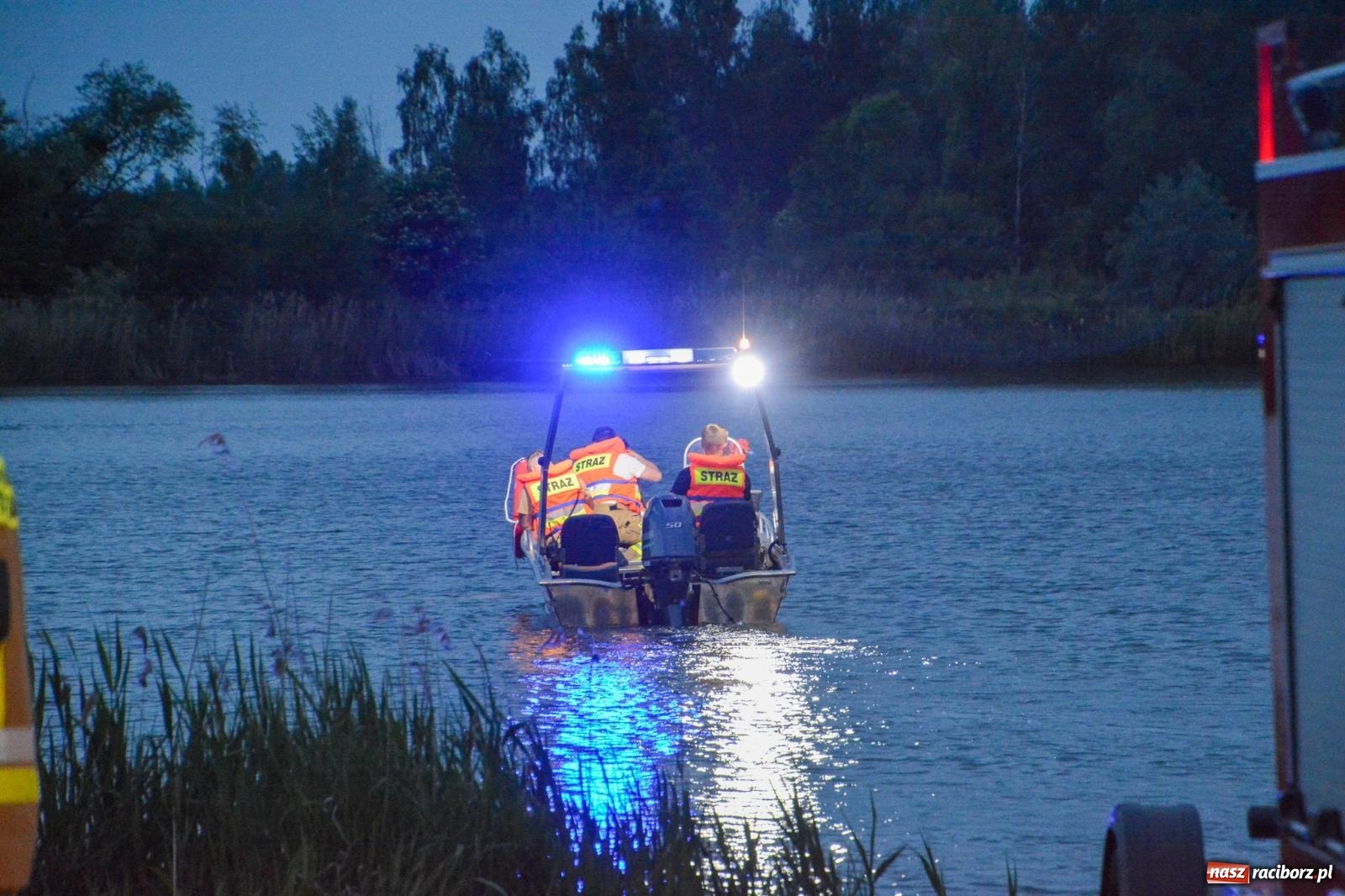 Zdjęcie w galerii na portalu naszraciborz.pl: Akcja poszukiwawcza w czaszy zbiornika Racibórz. W jednym z akwenów ujawniono przewróconą łódź [FOTO i WIDEO] wiadomości z regionu