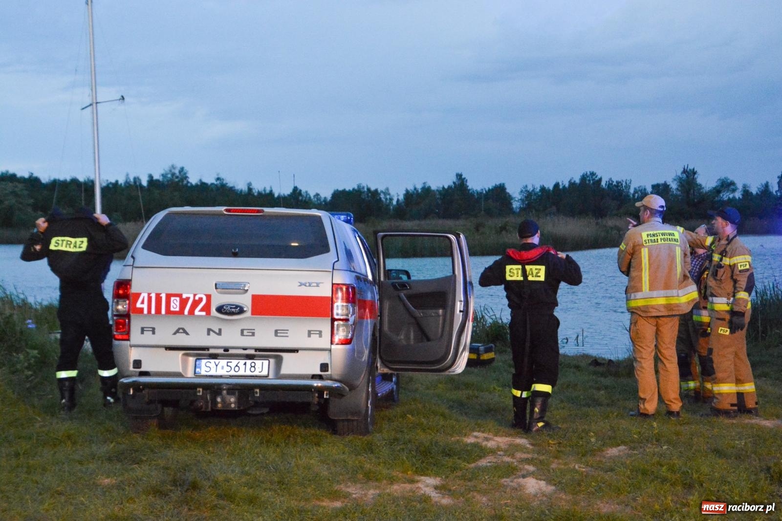 Zdjęcie w galerii na portalu naszraciborz.pl: Akcja poszukiwawcza w czaszy zbiornika Racibórz. W jednym z akwenów ujawniono przewróconą łódź [FOTO i WIDEO] wiadomości z regionu