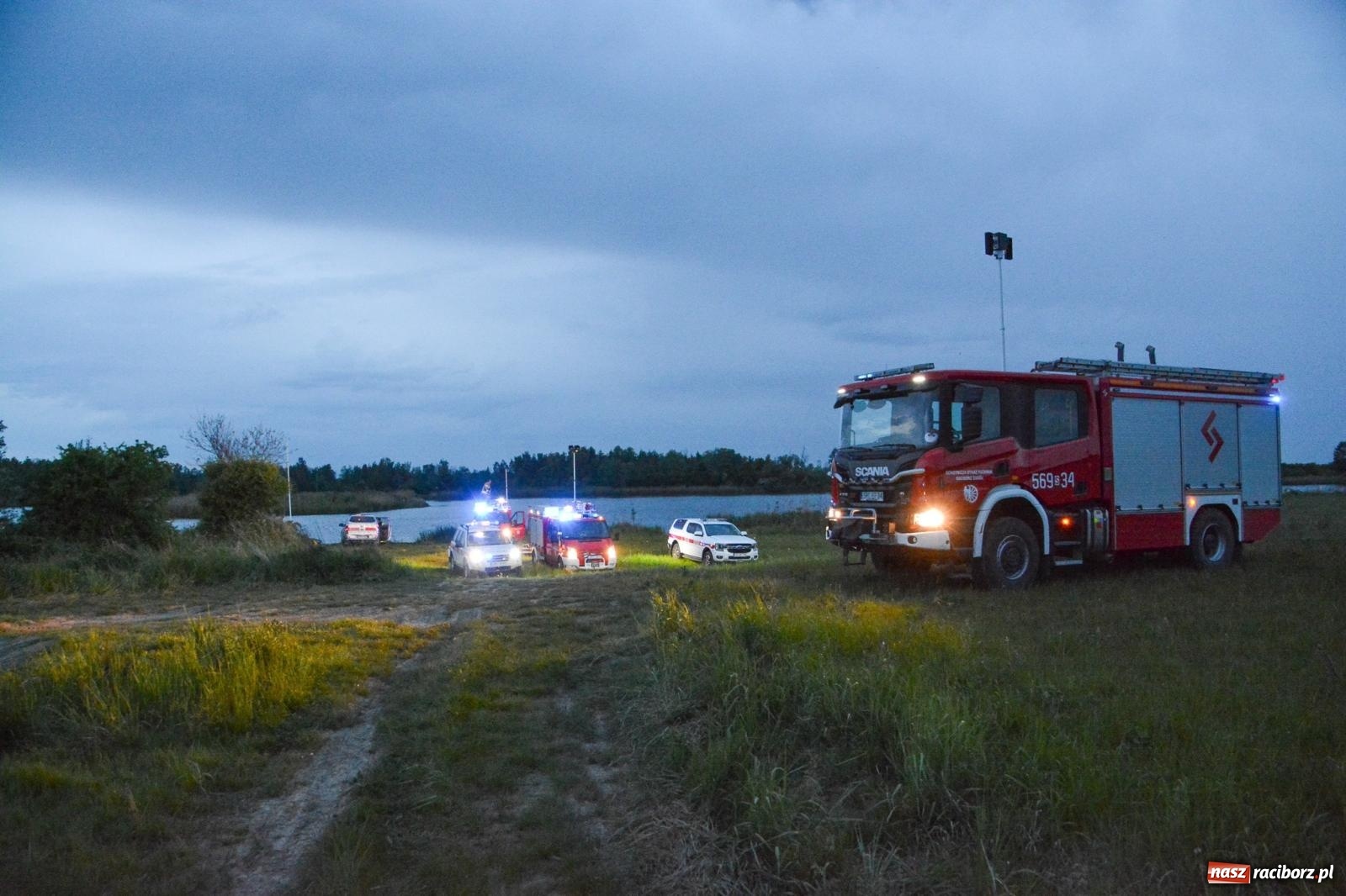 Zdjęcie w galerii na portalu naszraciborz.pl: Akcja poszukiwawcza w czaszy zbiornika Racibórz. W jednym z akwenów ujawniono przewróconą łódź [FOTO i WIDEO] wiadomości z regionu