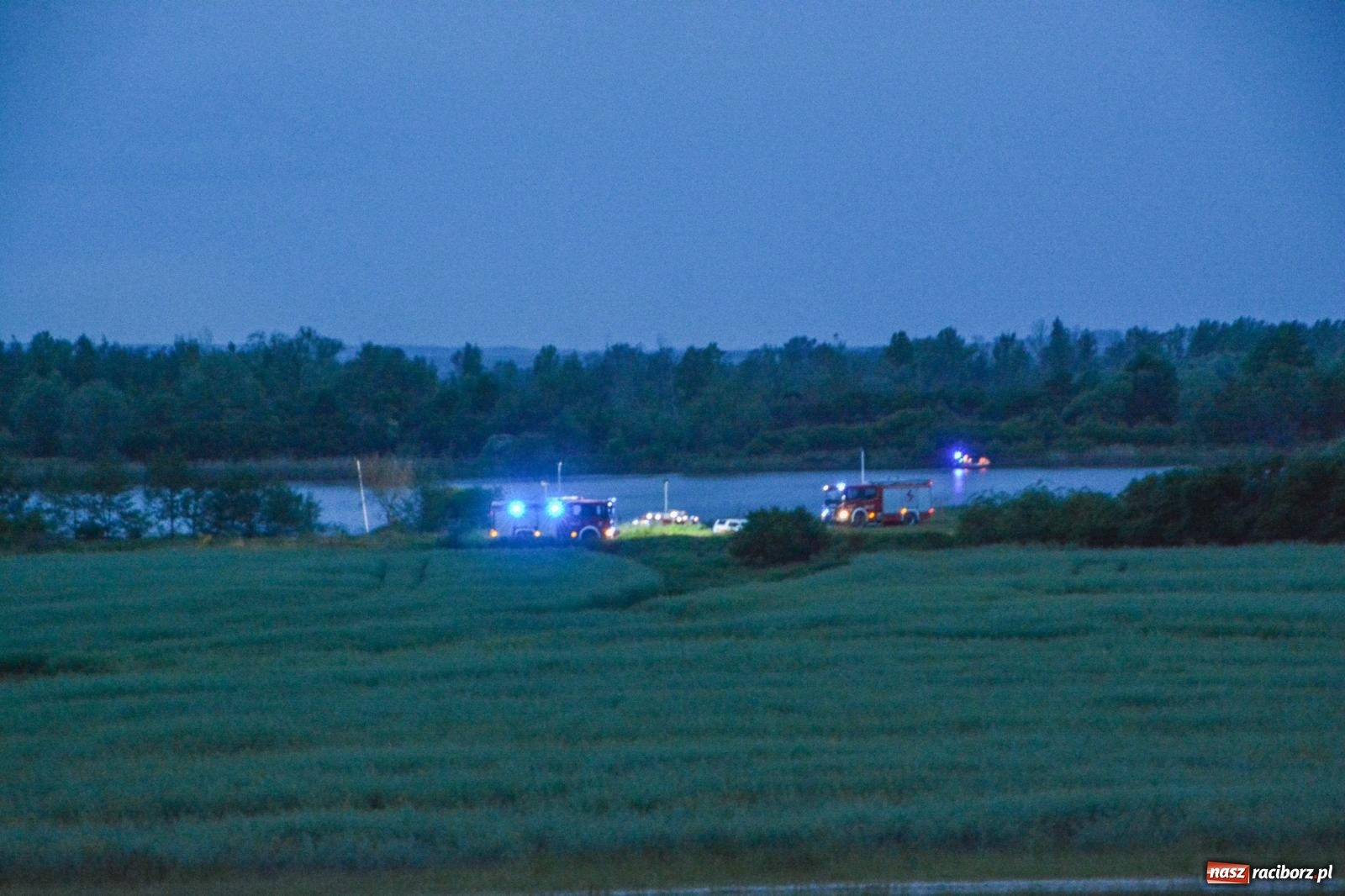Zdjęcie w galerii na portalu naszraciborz.pl: Akcja poszukiwawcza w czaszy zbiornika Racibórz. W jednym z akwenów ujawniono przewróconą łódź [FOTO i WIDEO] wiadomości z regionu