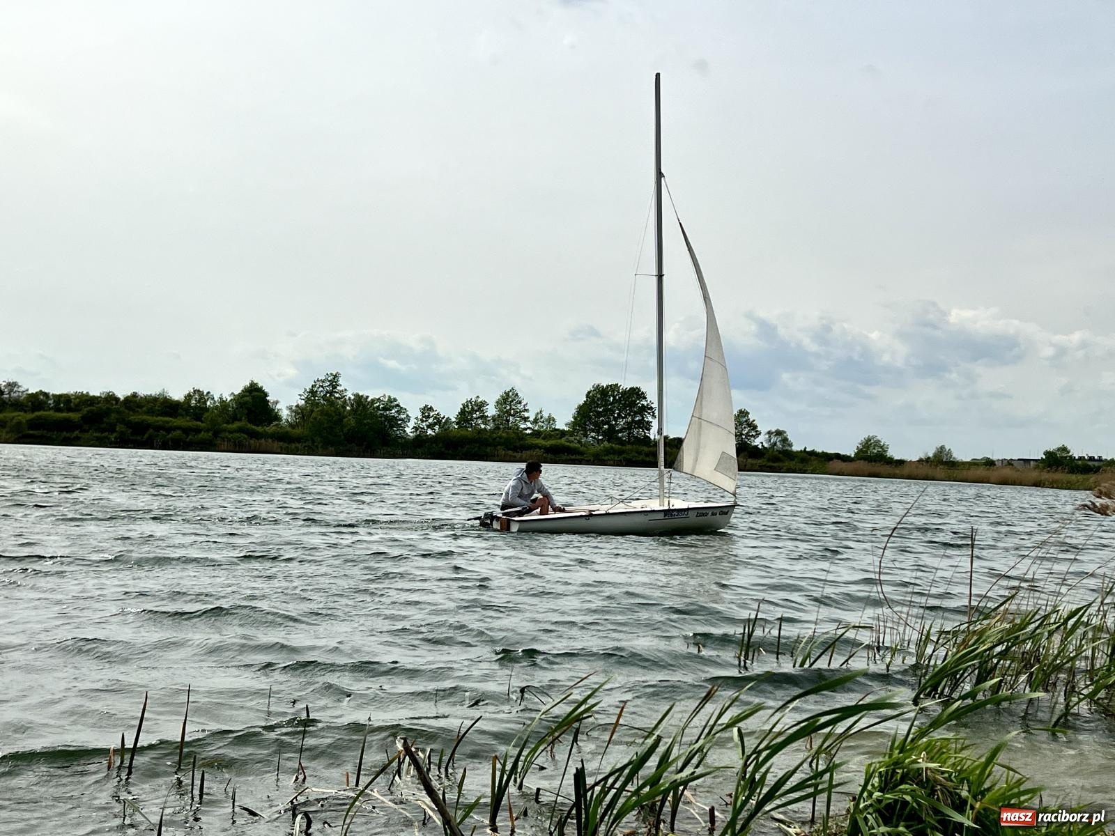 Zdjęcie w galerii na portalu naszraciborz.pl: Akcja poszukiwawcza w czaszy zbiornika Racibórz. W jednym z akwenów ujawniono przewróconą łódź [FOTO i WIDEO] wiadomości z regionu