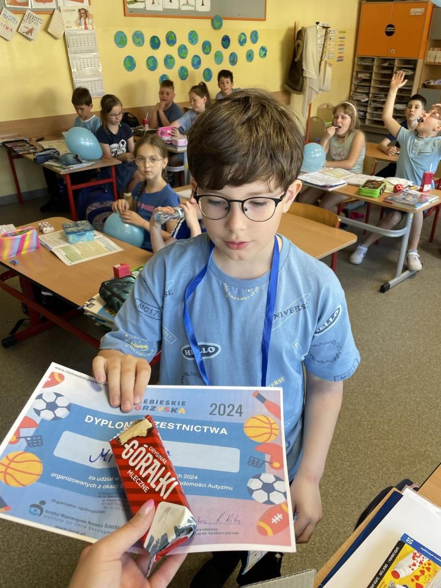 Zdjęcie w galerii na portalu naszraciborz.pl: Niebieskie Igrzyska. Światowy Dzień Autyzmu w Szkole Podstawowej nr 4 wiadomości z regionu