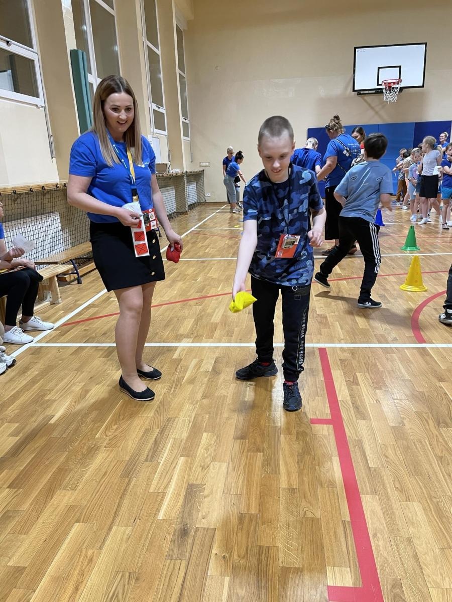 Zdjęcie w galerii na portalu naszraciborz.pl: Niebieskie Igrzyska. Światowy Dzień Autyzmu w Szkole Podstawowej nr 4 wiadomości z regionu