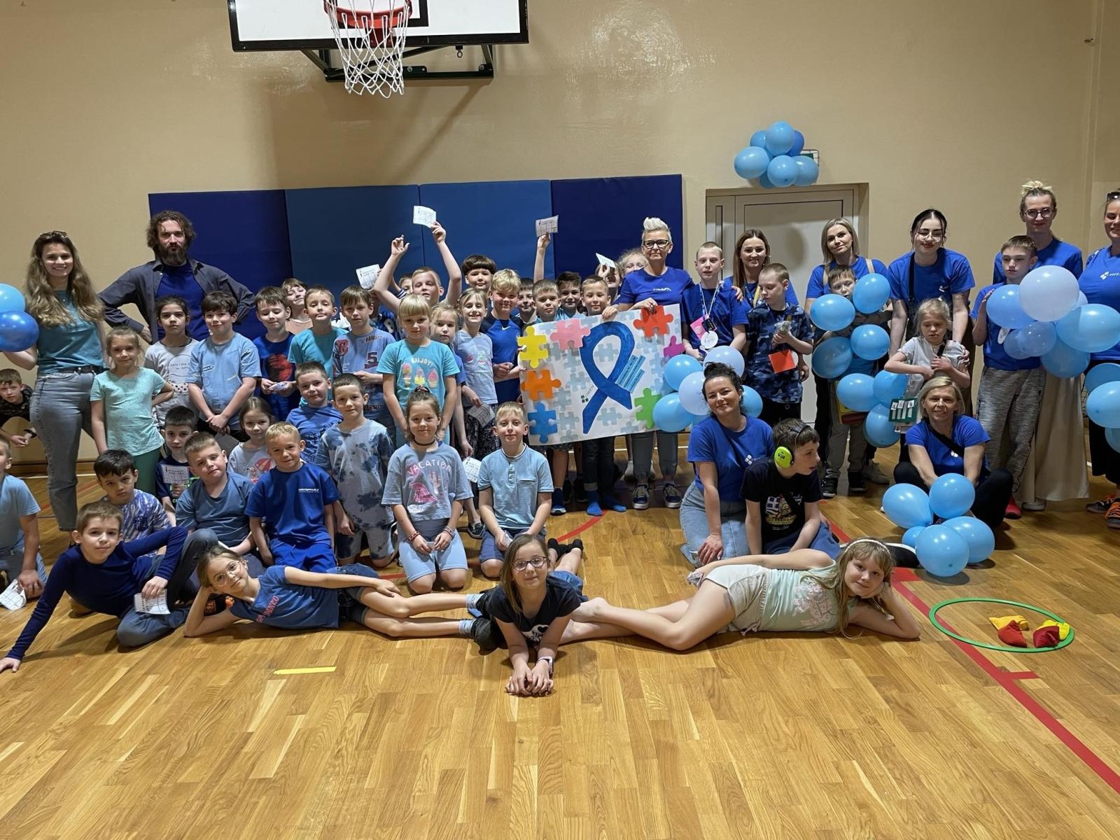 Zdjęcie w galerii na portalu naszraciborz.pl: Niebieskie Igrzyska. Światowy Dzień Autyzmu w Szkole Podstawowej nr 4 wiadomości z regionu