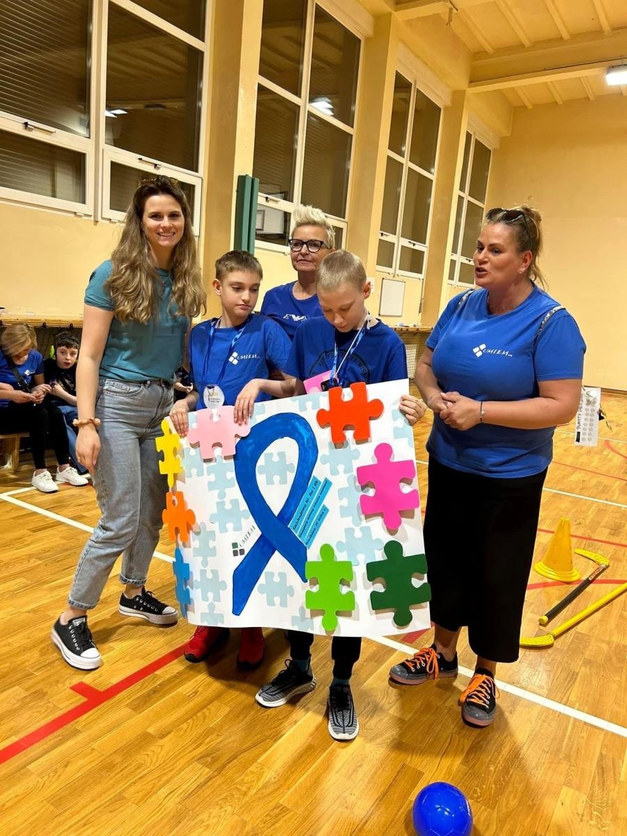 Zdjęcie w galerii na portalu naszraciborz.pl: Niebieskie Igrzyska. Światowy Dzień Autyzmu w Szkole Podstawowej nr 4 wiadomości z regionu