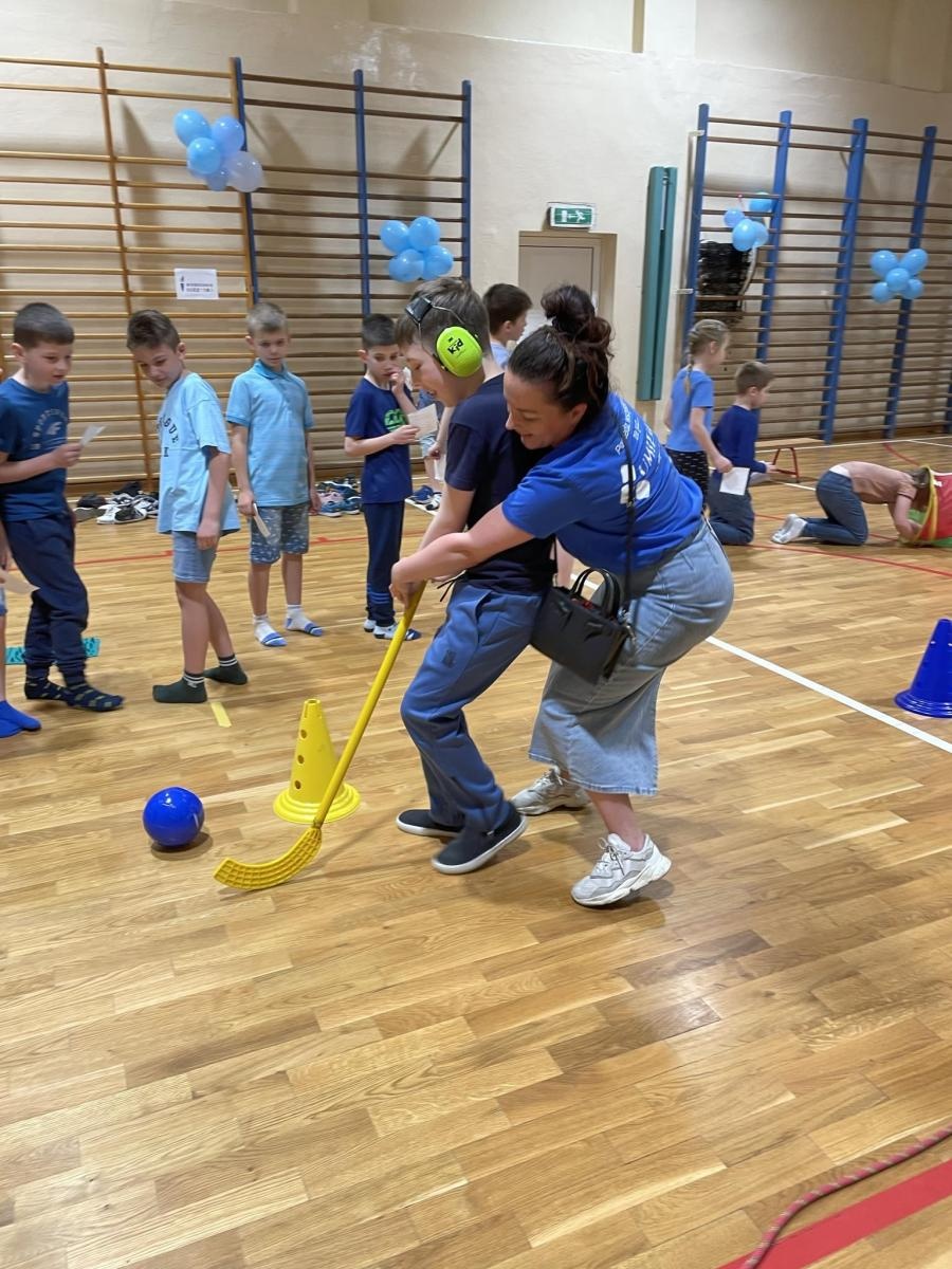 Zdjęcie w galerii na portalu naszraciborz.pl: Niebieskie Igrzyska. Światowy Dzień Autyzmu w Szkole Podstawowej nr 4 wiadomości z regionu