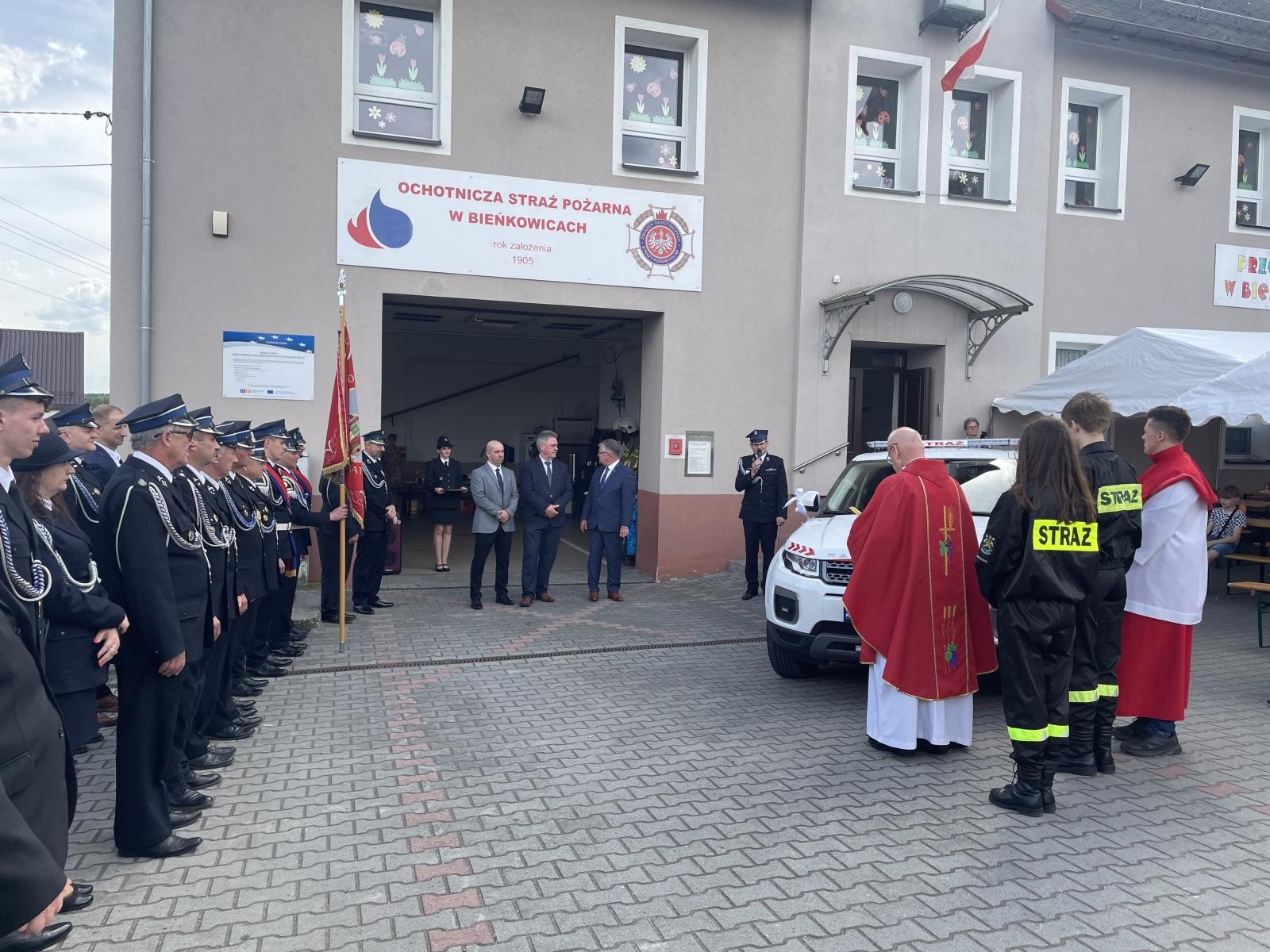 Zdjęcie w galerii na portalu naszraciborz.pl: Obchody św. Floriana i nowy samochód w OSP Bieńkowice wiadomości z regionu