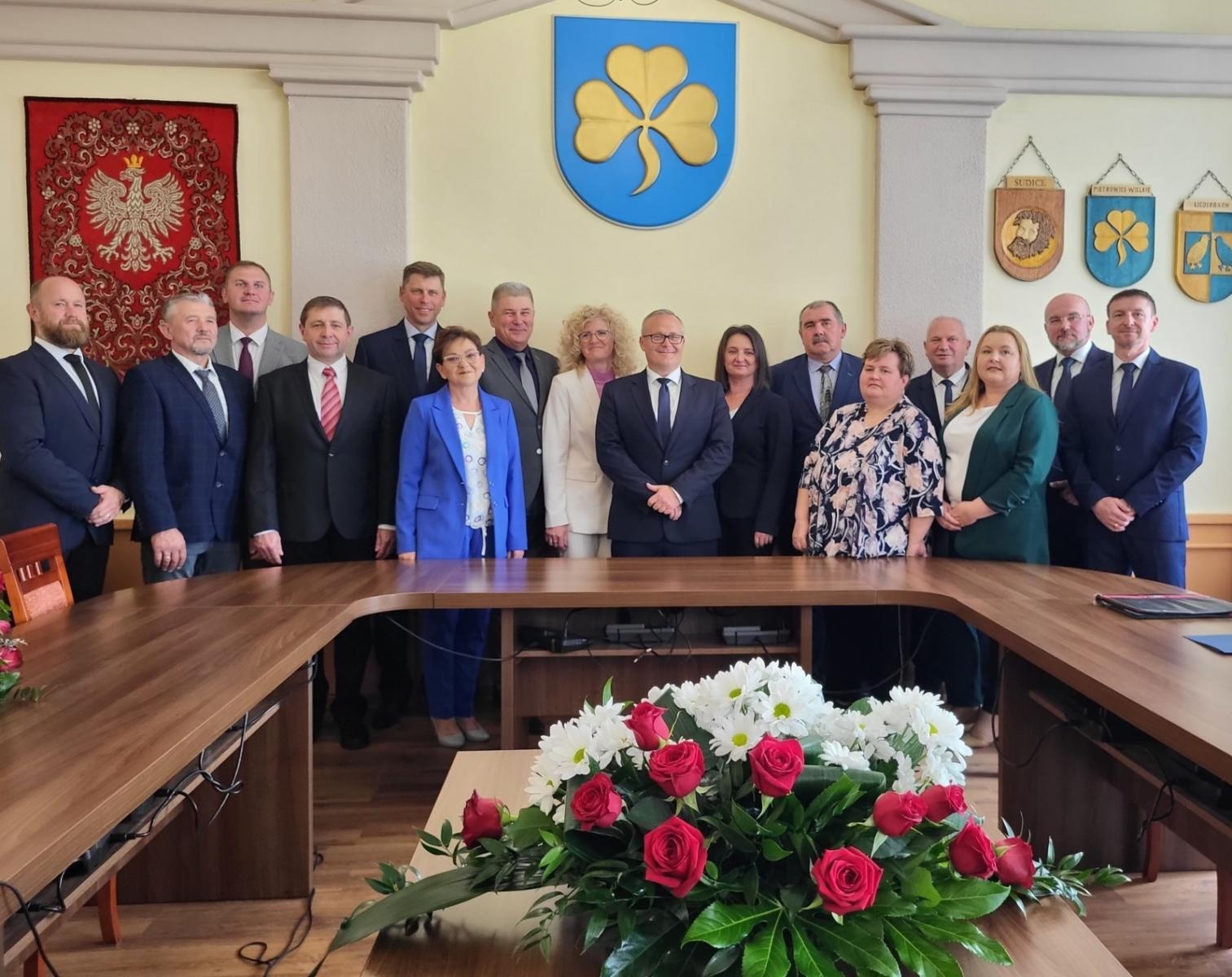 Zdjęcie w galerii na portalu naszraciborz.pl: W Pietrowicach Wielkich rządzi już nowy wójt. Na czele Rady Gminy Grażyna Podleśny wiadomości z regionu