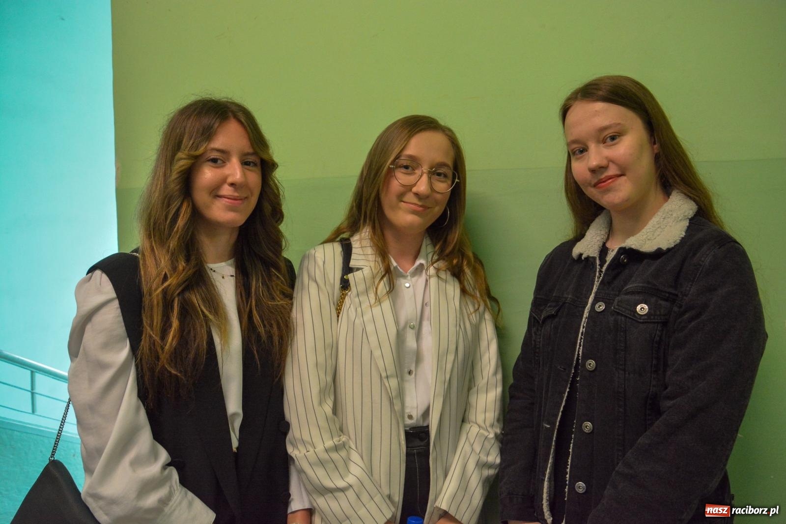 Zdjęcie w galerii na portalu naszraciborz.pl: Egzamin dojrzałości w raciborskim Ekonomiku. Maturzyści obstawiali Lalkę wiadomości z regionu