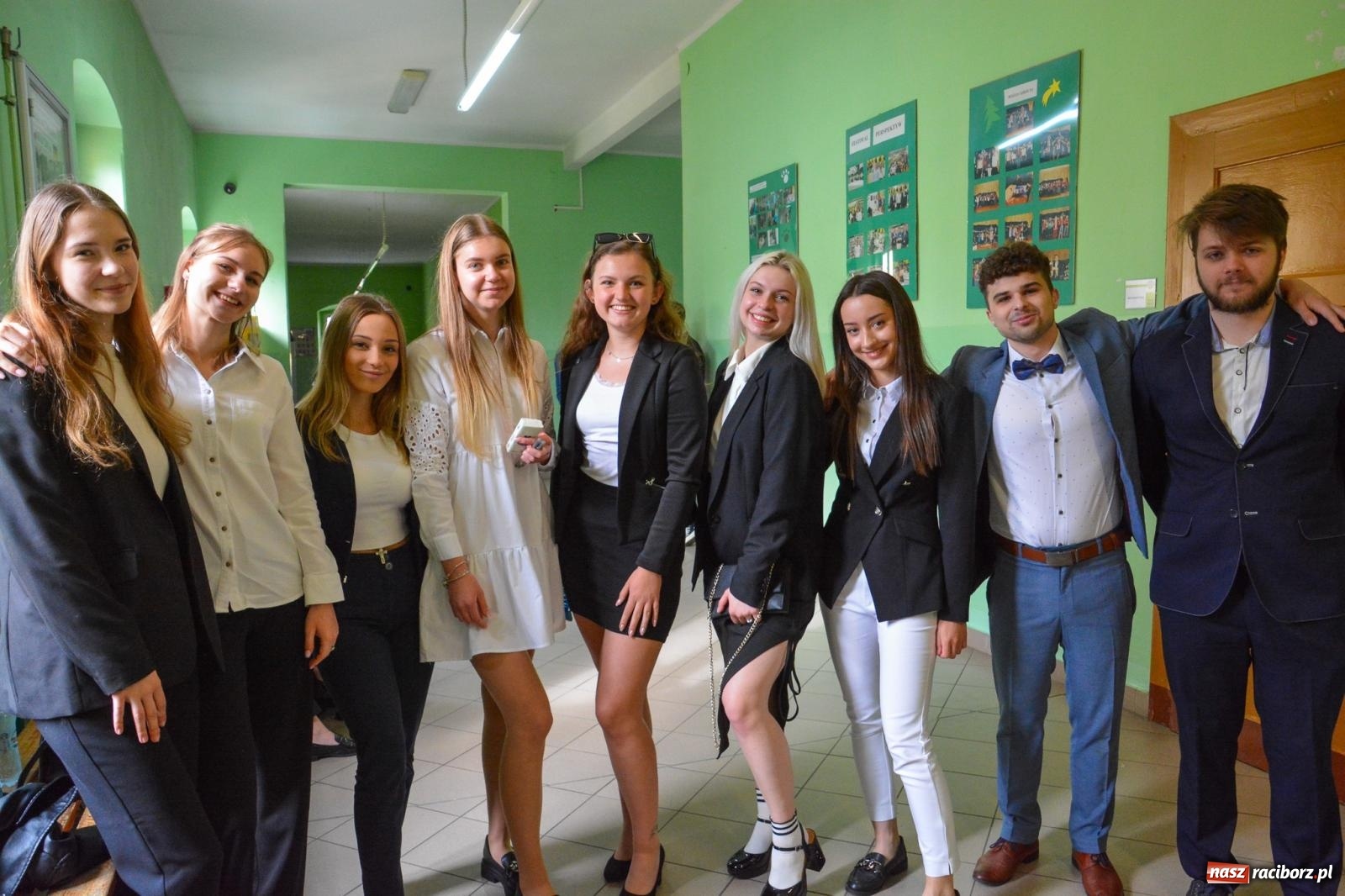 Zdjęcie w galerii na portalu naszraciborz.pl: Egzamin dojrzałości w raciborskim Ekonomiku. Maturzyści obstawiali Lalkę wiadomości z regionu