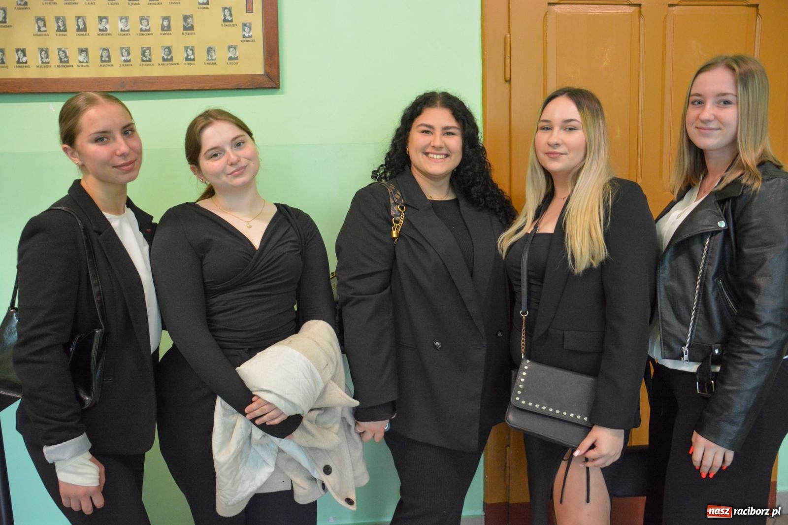 Zdjęcie w galerii na portalu naszraciborz.pl: Egzamin dojrzałości w raciborskim Ekonomiku. Maturzyści obstawiali Lalkę wiadomości z regionu