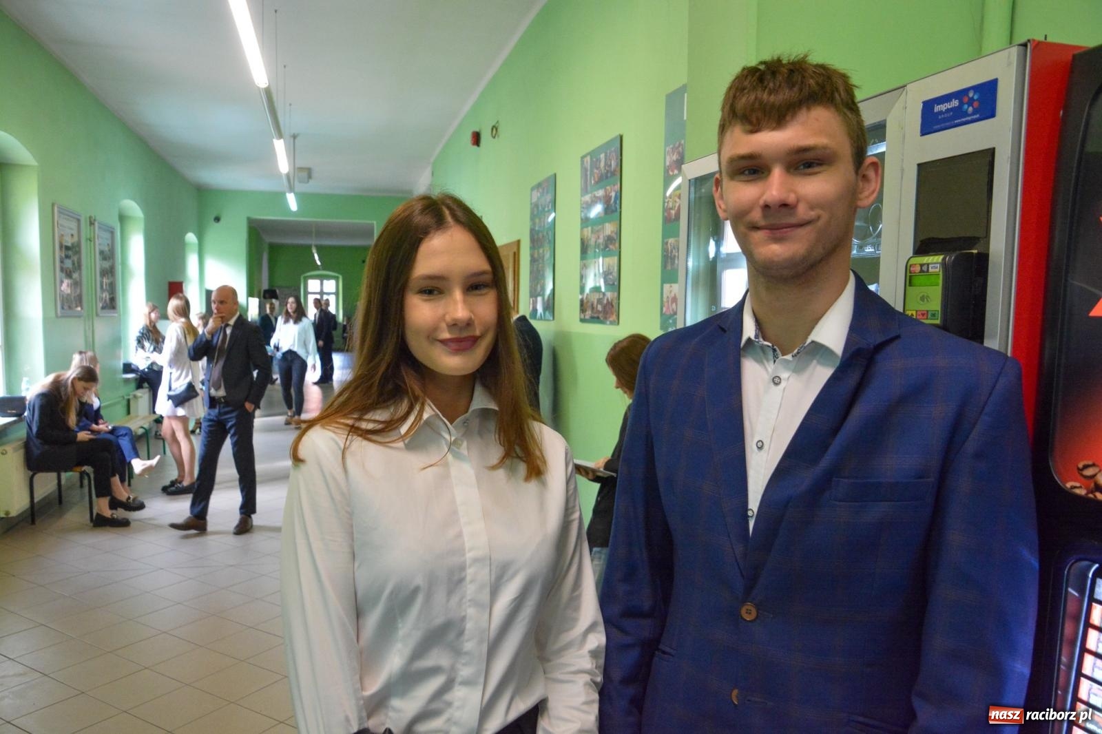 Zdjęcie w galerii na portalu naszraciborz.pl: Egzamin dojrzałości w raciborskim Ekonomiku. Maturzyści obstawiali Lalkę wiadomości z regionu
