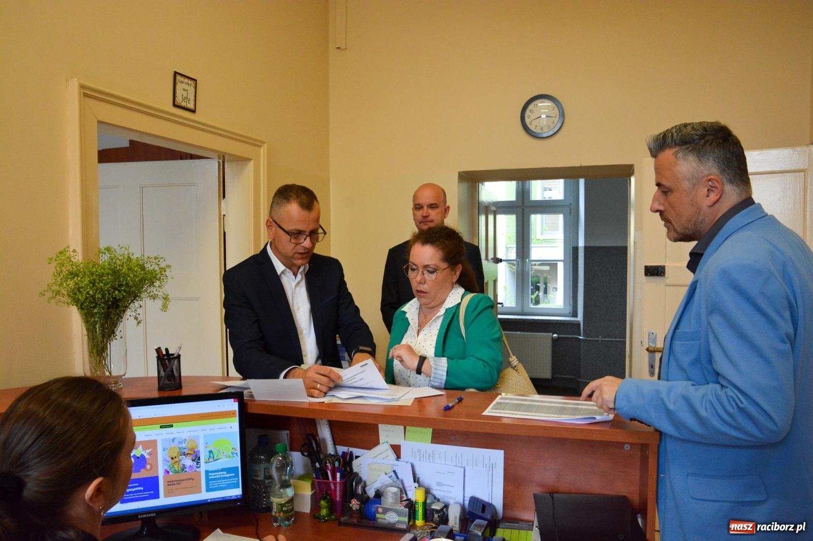 Zdjęcie w galerii na portalu naszraciborz.pl: Egzamin dojrzałości w raciborskim Ekonomiku. Maturzyści obstawiali Lalkę wiadomości z regionu