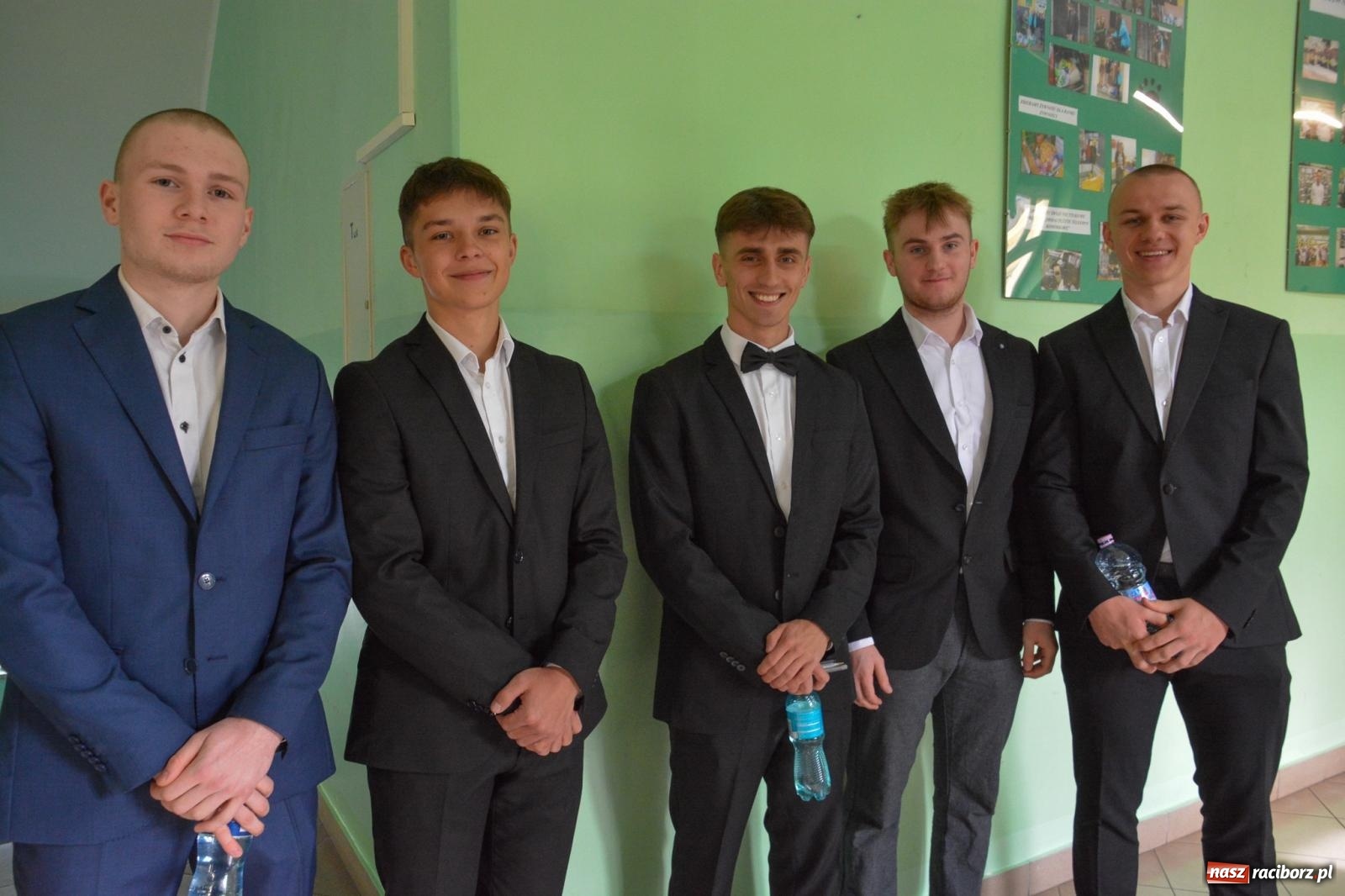 Zdjęcie w galerii na portalu naszraciborz.pl: Egzamin dojrzałości w raciborskim Ekonomiku. Maturzyści obstawiali Lalkę wiadomości z regionu