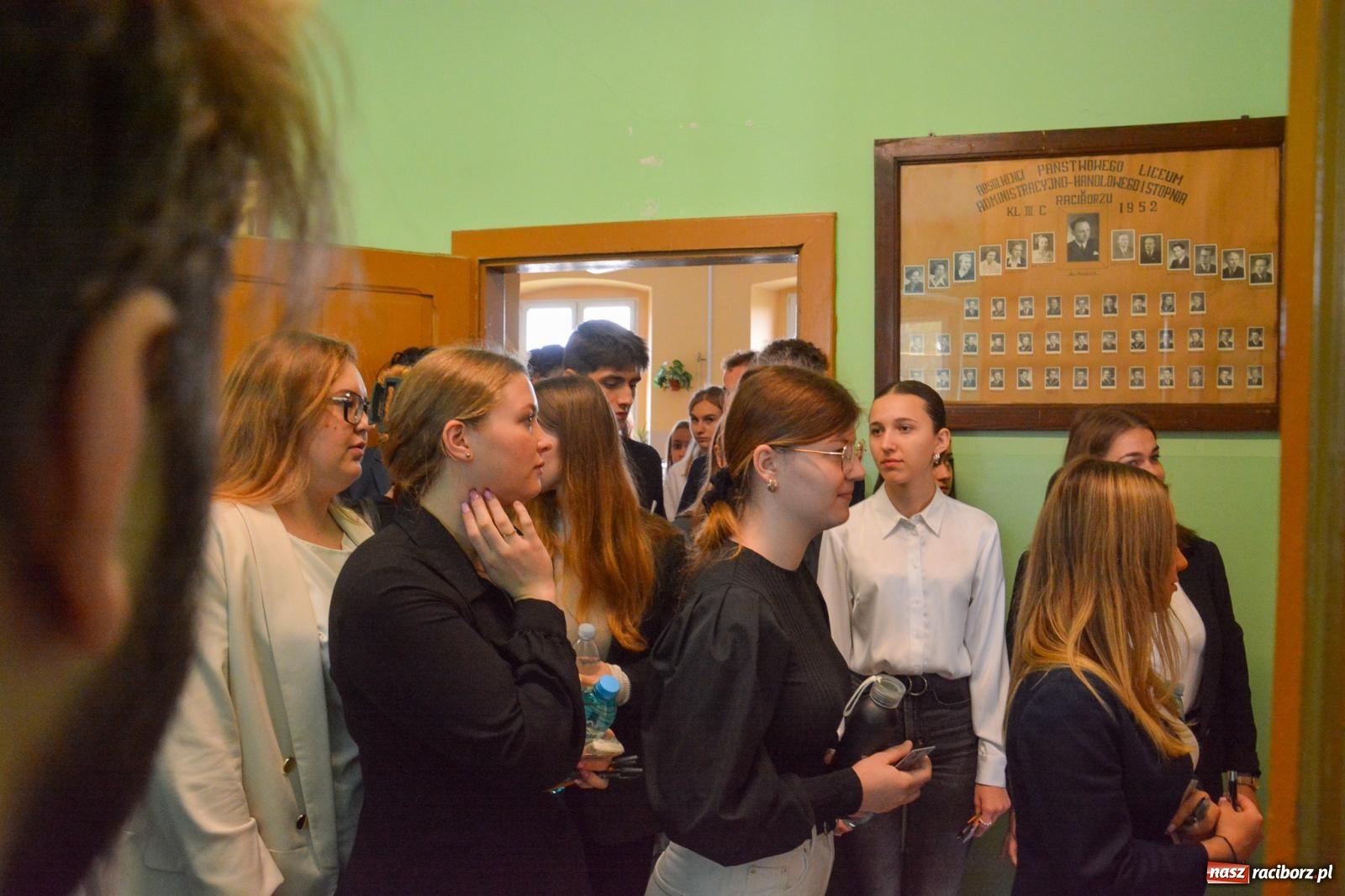 Zdjęcie w galerii na portalu naszraciborz.pl: Egzamin dojrzałości w raciborskim Ekonomiku. Maturzyści obstawiali Lalkę wiadomości z regionu