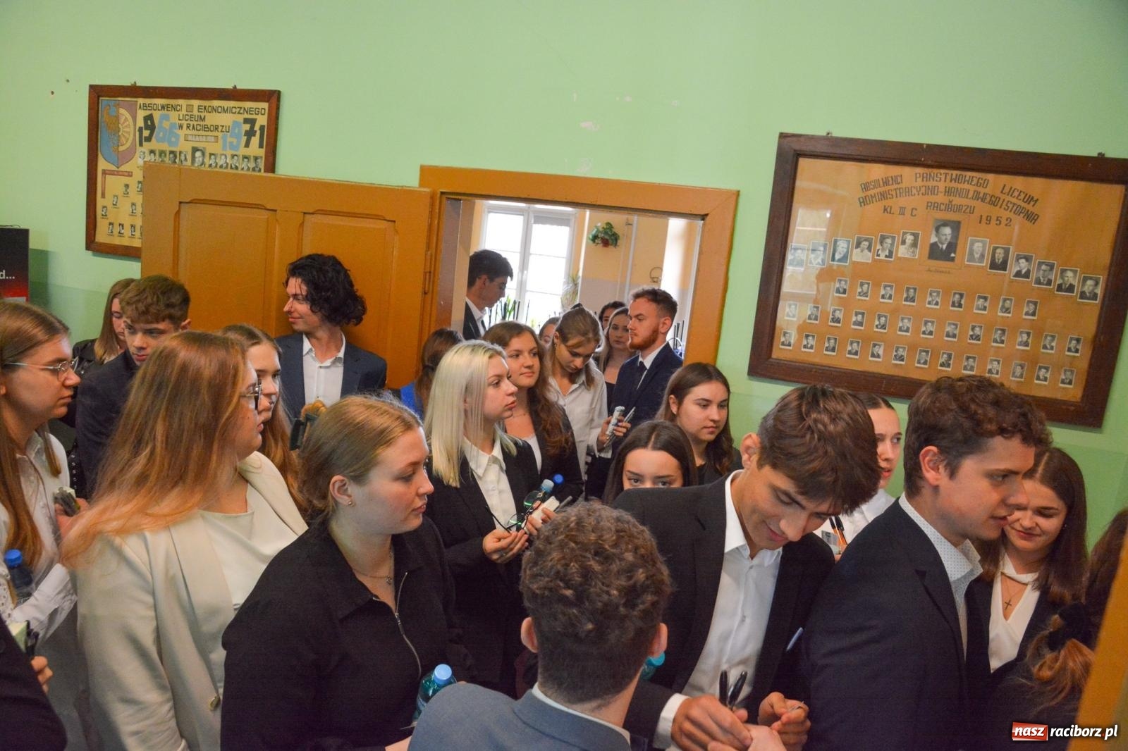 Zdjęcie w galerii na portalu naszraciborz.pl: Egzamin dojrzałości w raciborskim Ekonomiku. Maturzyści obstawiali Lalkę wiadomości z regionu