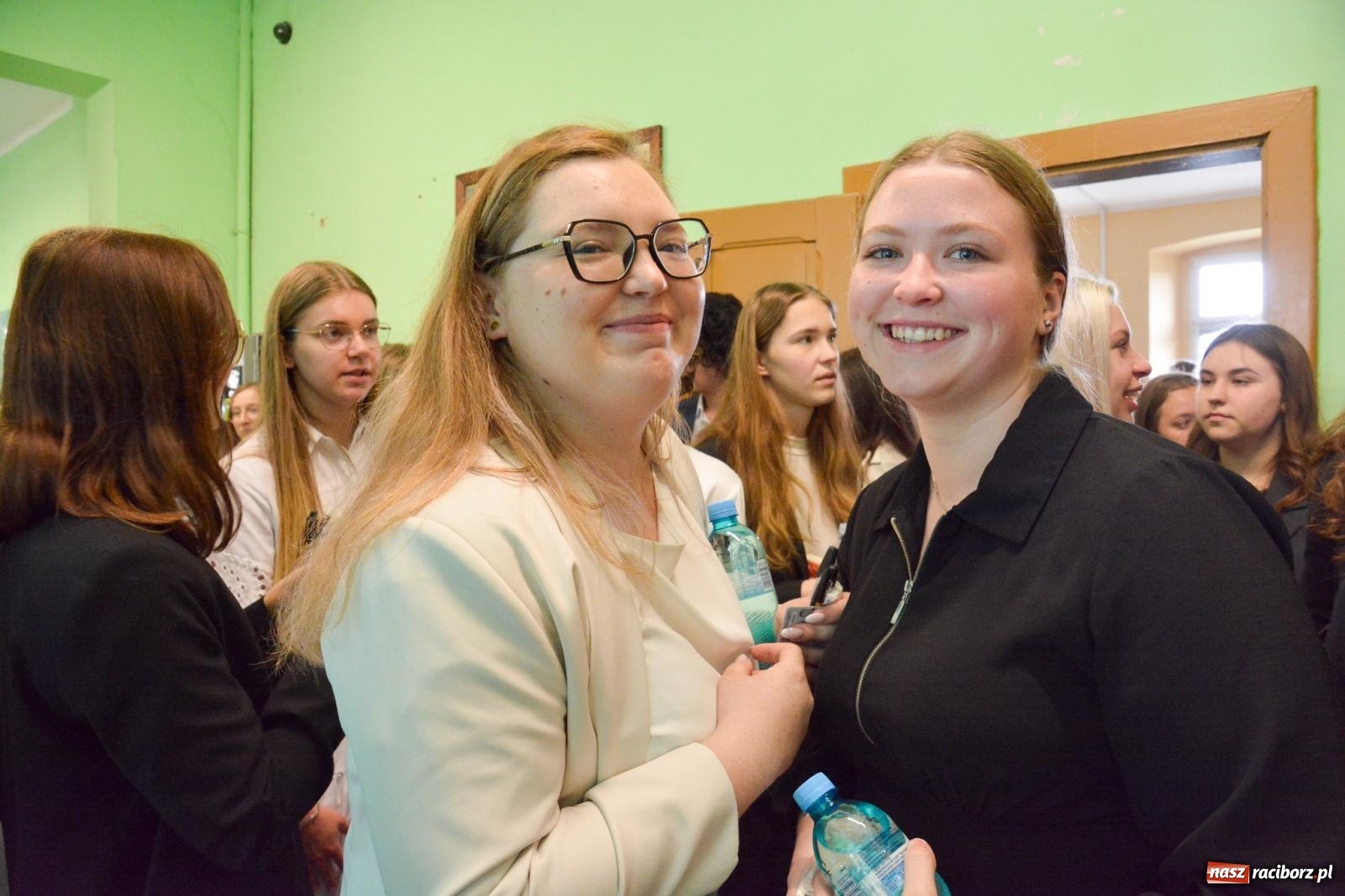 Zdjęcie w galerii na portalu naszraciborz.pl: Egzamin dojrzałości w raciborskim Ekonomiku. Maturzyści obstawiali Lalkę wiadomości z regionu