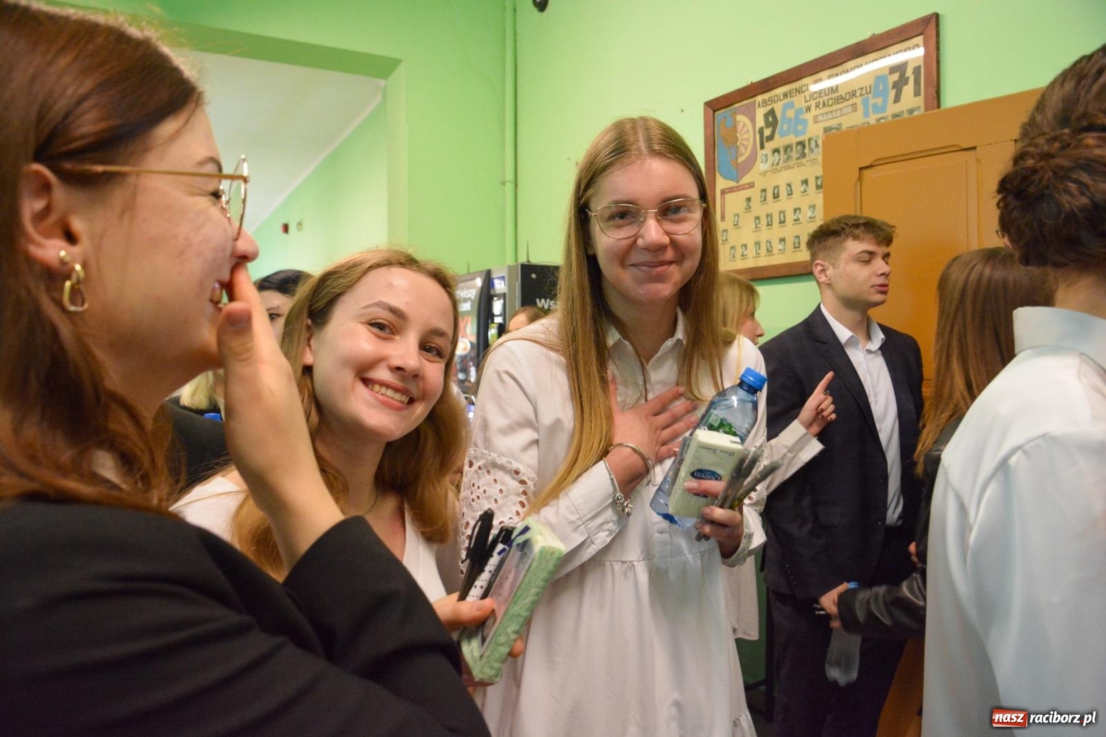 Zdjęcie w galerii na portalu naszraciborz.pl: Egzamin dojrzałości w raciborskim Ekonomiku. Maturzyści obstawiali Lalkę wiadomości z regionu