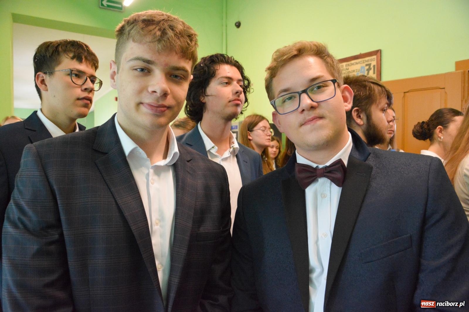 Zdjęcie w galerii na portalu naszraciborz.pl: Egzamin dojrzałości w raciborskim Ekonomiku. Maturzyści obstawiali Lalkę wiadomości z regionu