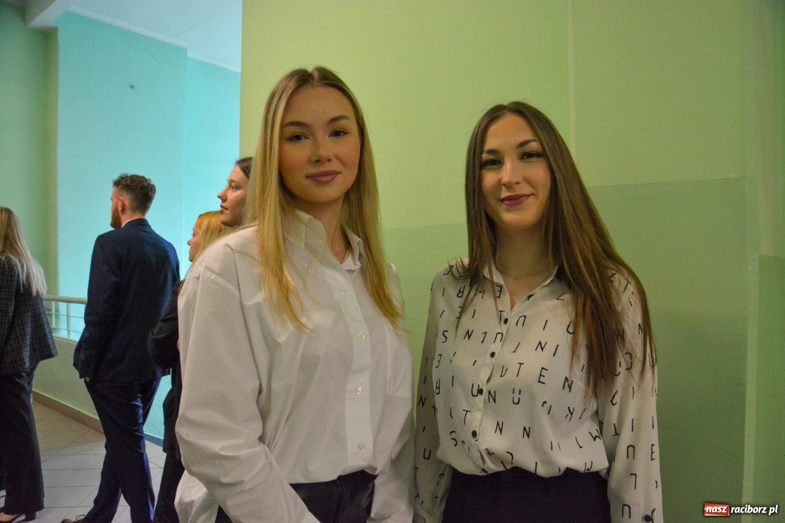 Zdjęcie w galerii na portalu naszraciborz.pl: Egzamin dojrzałości w raciborskim Ekonomiku. Maturzyści obstawiali Lalkę wiadomości z regionu