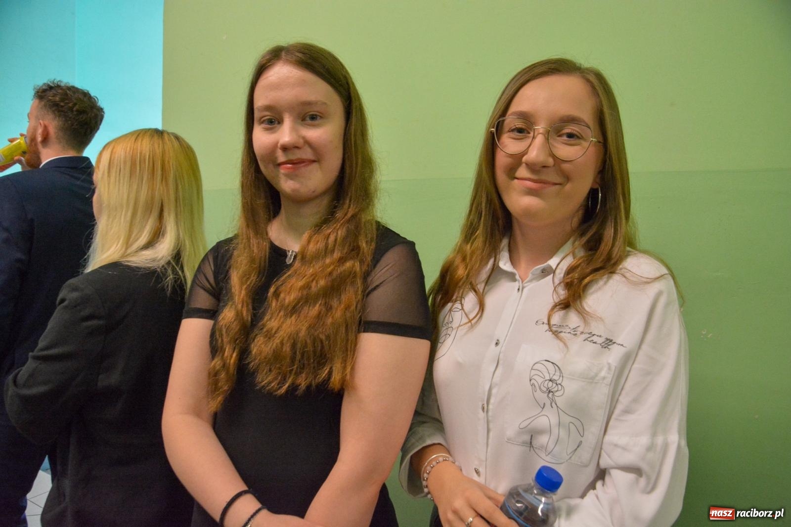 Zdjęcie w galerii na portalu naszraciborz.pl: Egzamin dojrzałości w raciborskim Ekonomiku. Maturzyści obstawiali Lalkę wiadomości z regionu