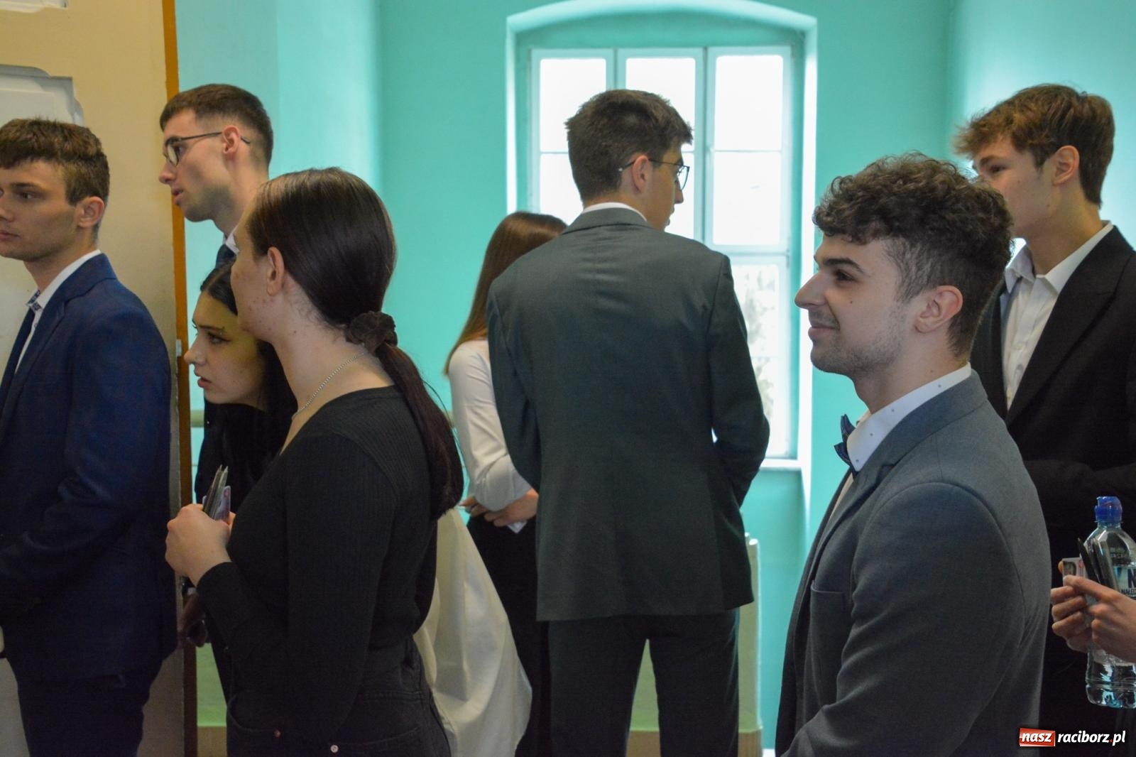 Zdjęcie w galerii na portalu naszraciborz.pl: Egzamin dojrzałości w raciborskim Ekonomiku. Maturzyści obstawiali Lalkę wiadomości z regionu