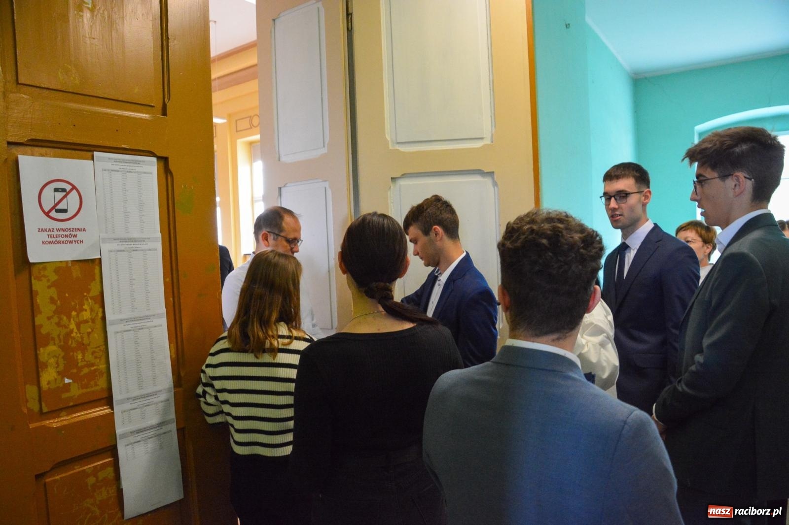 Zdjęcie w galerii na portalu naszraciborz.pl: Egzamin dojrzałości w raciborskim Ekonomiku. Maturzyści obstawiali Lalkę wiadomości z regionu
