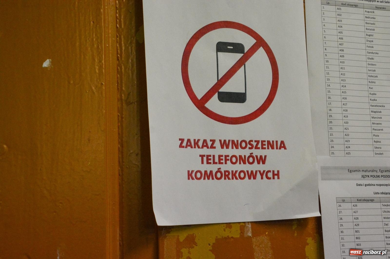 Zdjęcie w galerii na portalu naszraciborz.pl: Egzamin dojrzałości w raciborskim Ekonomiku. Maturzyści obstawiali Lalkę wiadomości z regionu