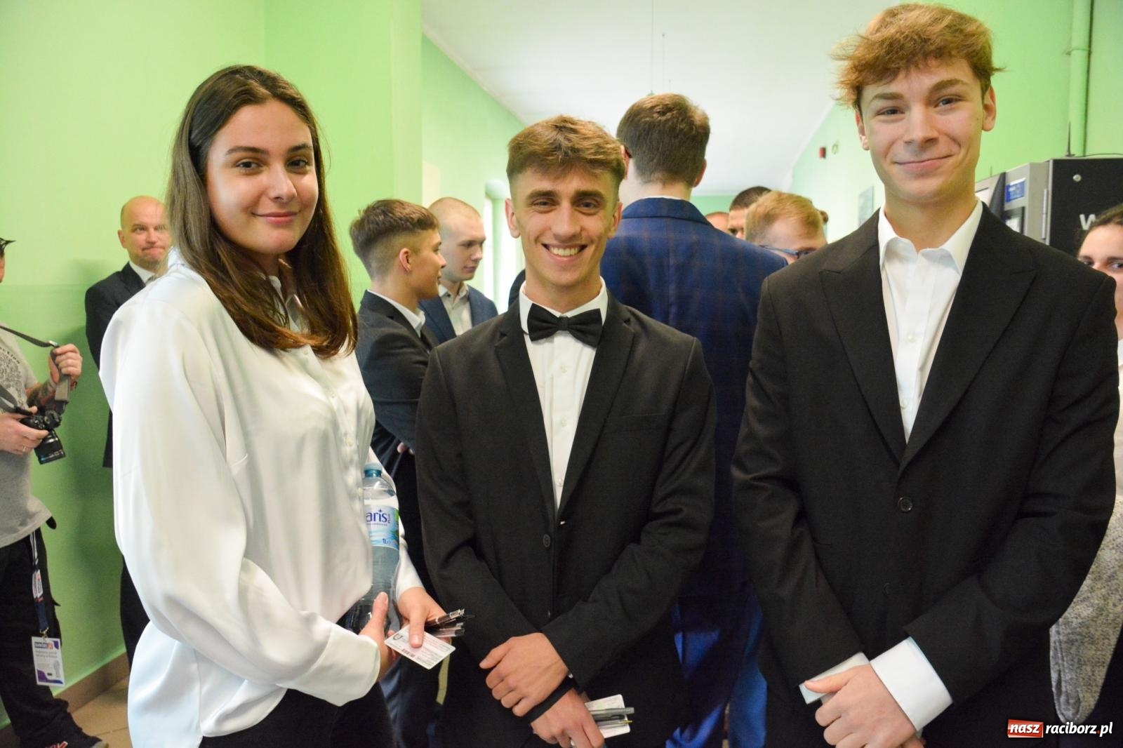 Zdjęcie w galerii na portalu naszraciborz.pl: Egzamin dojrzałości w raciborskim Ekonomiku. Maturzyści obstawiali Lalkę wiadomości z regionu