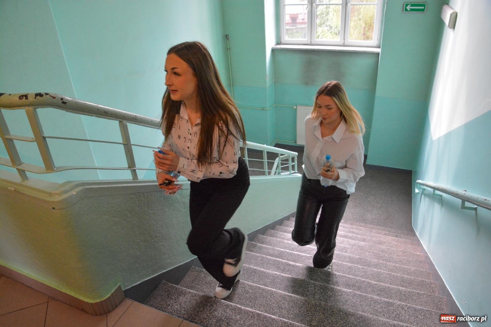 Zdjęcie w galerii na portalu naszraciborz.pl: Egzamin dojrzałości w raciborskim Ekonomiku. Maturzyści obstawiali Lalkę wiadomości z regionu