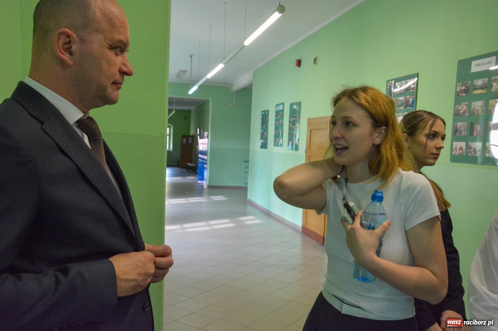 Zdjęcie w galerii na portalu naszraciborz.pl: Egzamin dojrzałości w raciborskim Ekonomiku. Maturzyści obstawiali Lalkę wiadomości z regionu