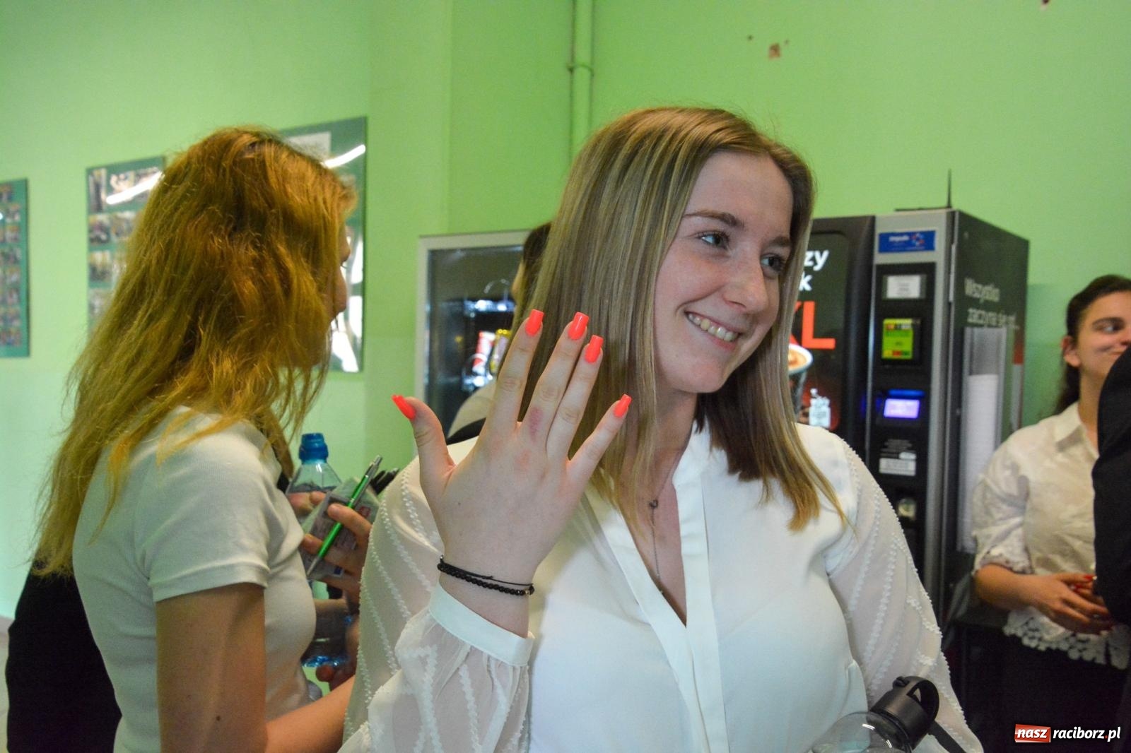 Zdjęcie w galerii na portalu naszraciborz.pl: Egzamin dojrzałości w raciborskim Ekonomiku. Maturzyści obstawiali Lalkę wiadomości z regionu