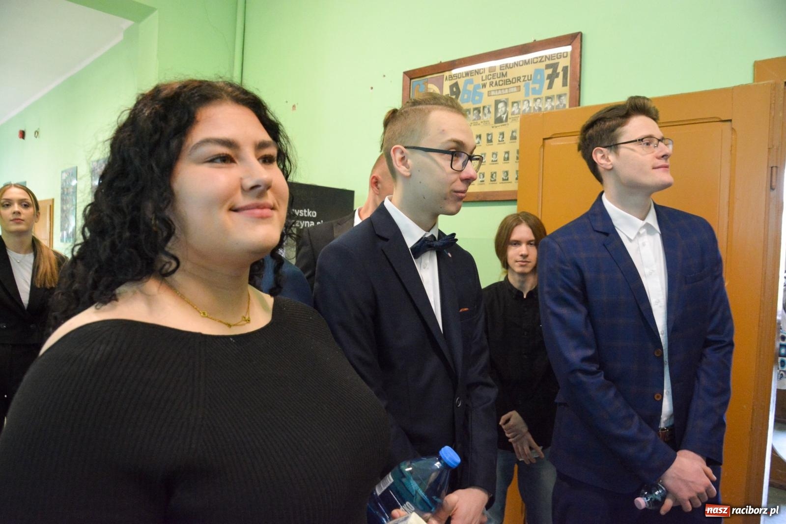Zdjęcie w galerii na portalu naszraciborz.pl: Egzamin dojrzałości w raciborskim Ekonomiku. Maturzyści obstawiali Lalkę wiadomości z regionu