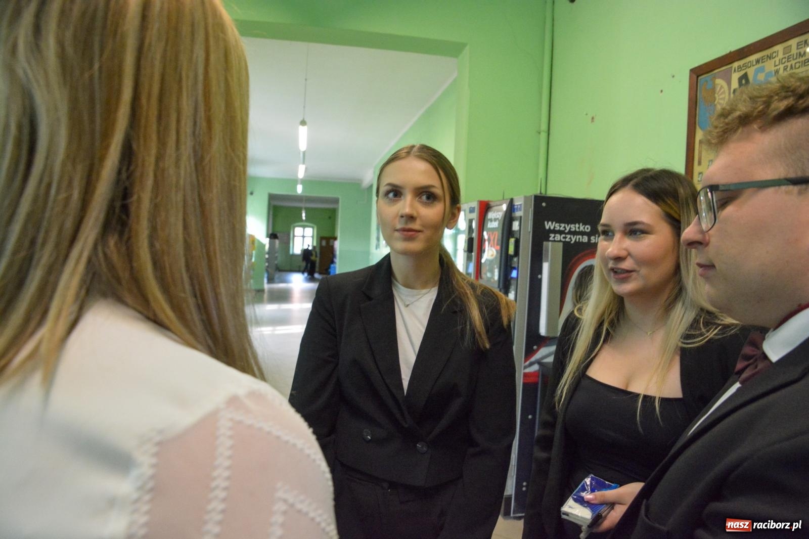 Zdjęcie w galerii na portalu naszraciborz.pl: Egzamin dojrzałości w raciborskim Ekonomiku. Maturzyści obstawiali Lalkę wiadomości z regionu