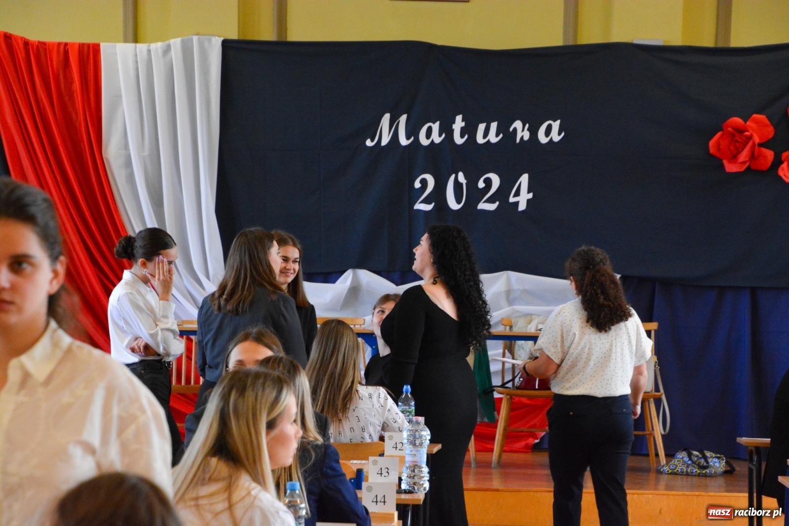 Zdjęcie w galerii na portalu naszraciborz.pl: Egzamin dojrzałości w raciborskim Ekonomiku. Maturzyści obstawiali Lalkę wiadomości z regionu