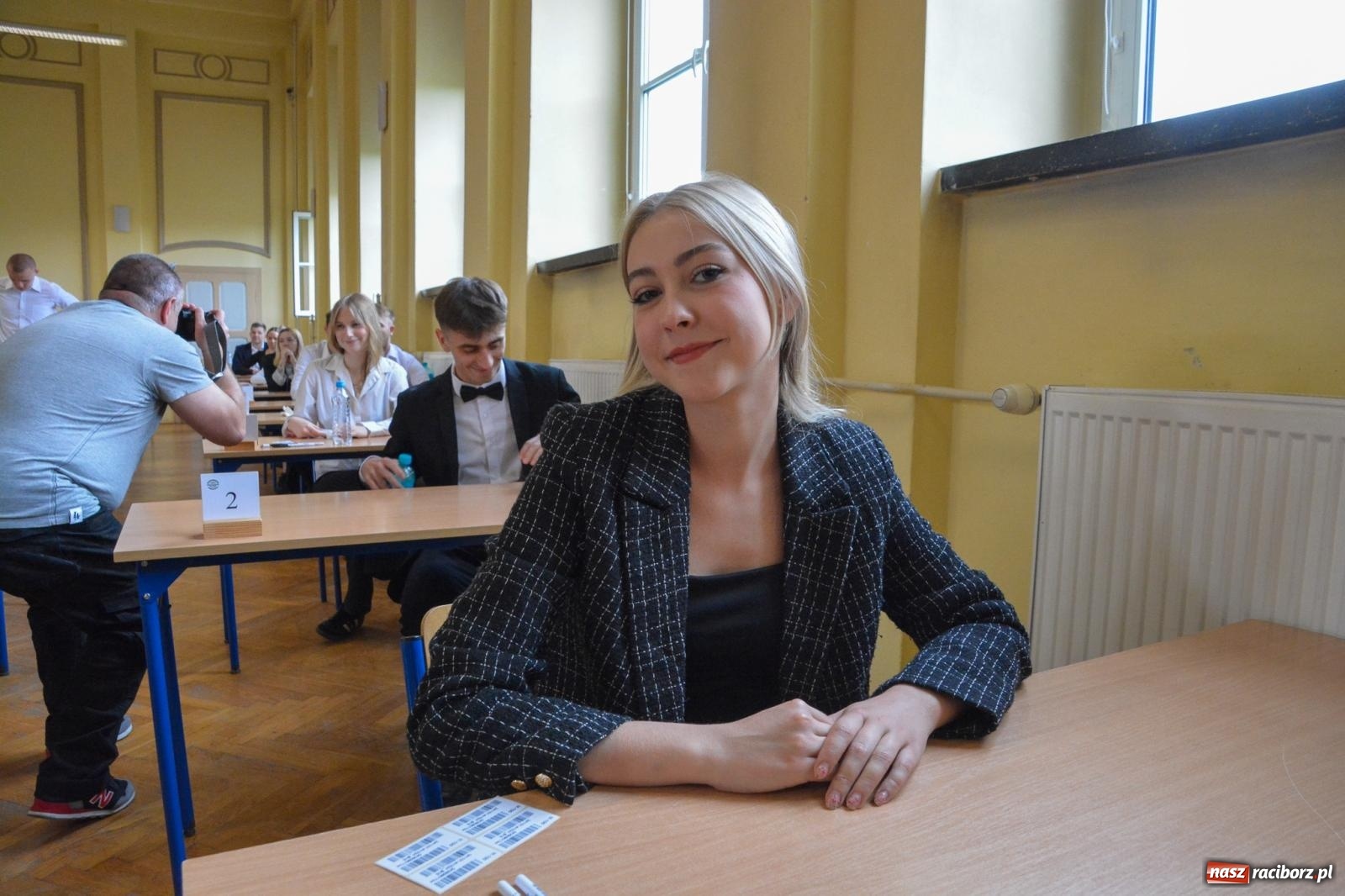 Zdjęcie w galerii na portalu naszraciborz.pl: Egzamin dojrzałości w raciborskim Ekonomiku. Maturzyści obstawiali Lalkę wiadomości z regionu