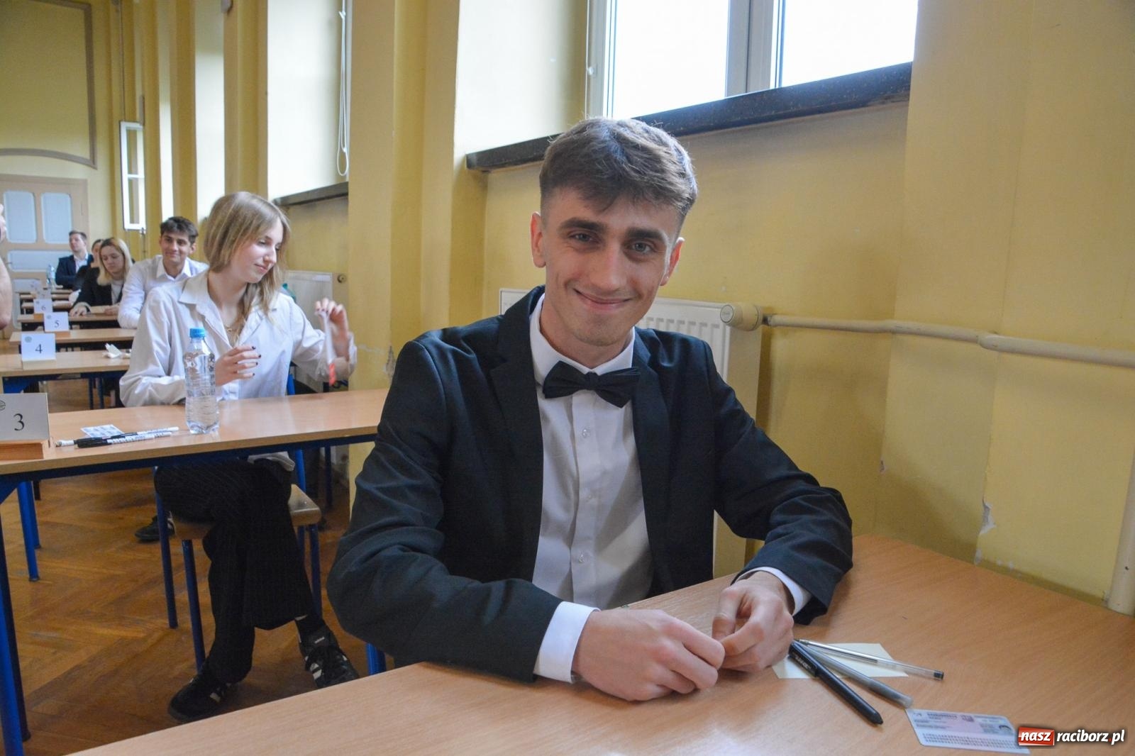 Zdjęcie w galerii na portalu naszraciborz.pl: Egzamin dojrzałości w raciborskim Ekonomiku. Maturzyści obstawiali Lalkę wiadomości z regionu