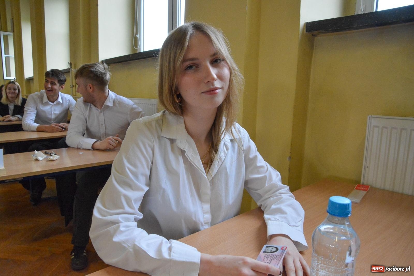 Zdjęcie w galerii na portalu naszraciborz.pl: Egzamin dojrzałości w raciborskim Ekonomiku. Maturzyści obstawiali Lalkę wiadomości z regionu