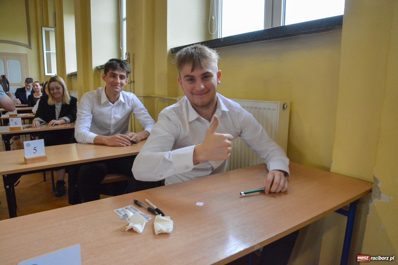 Zdjęcie w galerii na portalu naszraciborz.pl: Egzamin dojrzałości w raciborskim Ekonomiku. Maturzyści obstawiali Lalkę wiadomości z regionu