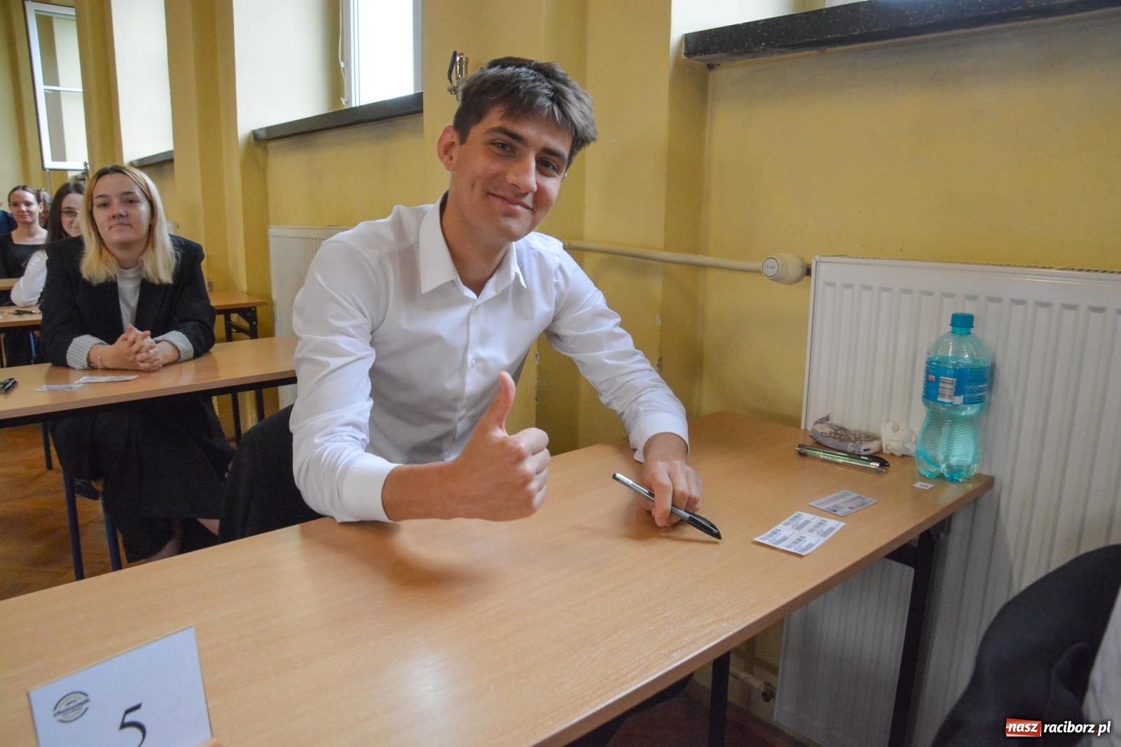 Zdjęcie w galerii na portalu naszraciborz.pl: Egzamin dojrzałości w raciborskim Ekonomiku. Maturzyści obstawiali Lalkę wiadomości z regionu