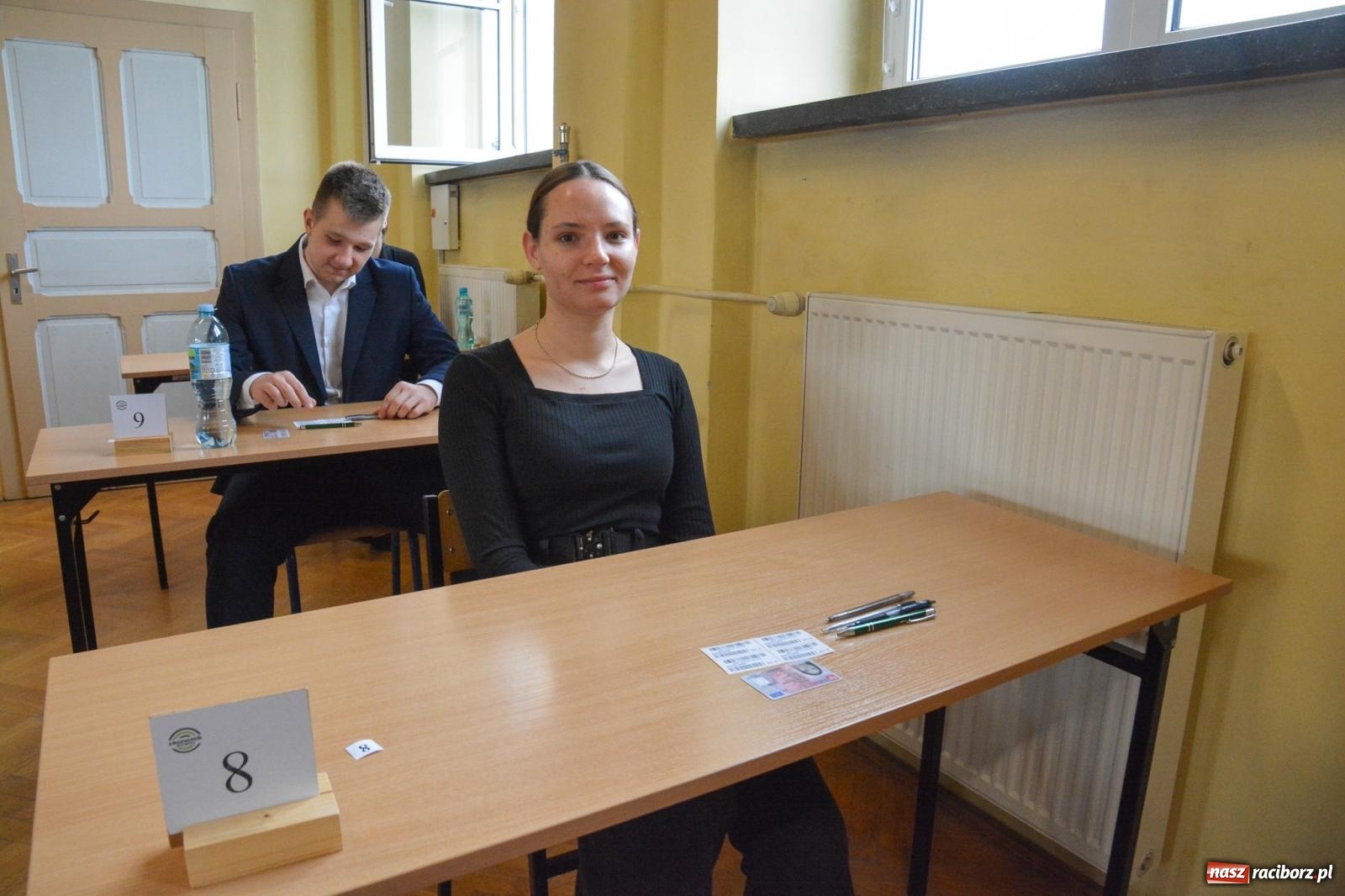Zdjęcie w galerii na portalu naszraciborz.pl: Egzamin dojrzałości w raciborskim Ekonomiku. Maturzyści obstawiali Lalkę wiadomości z regionu