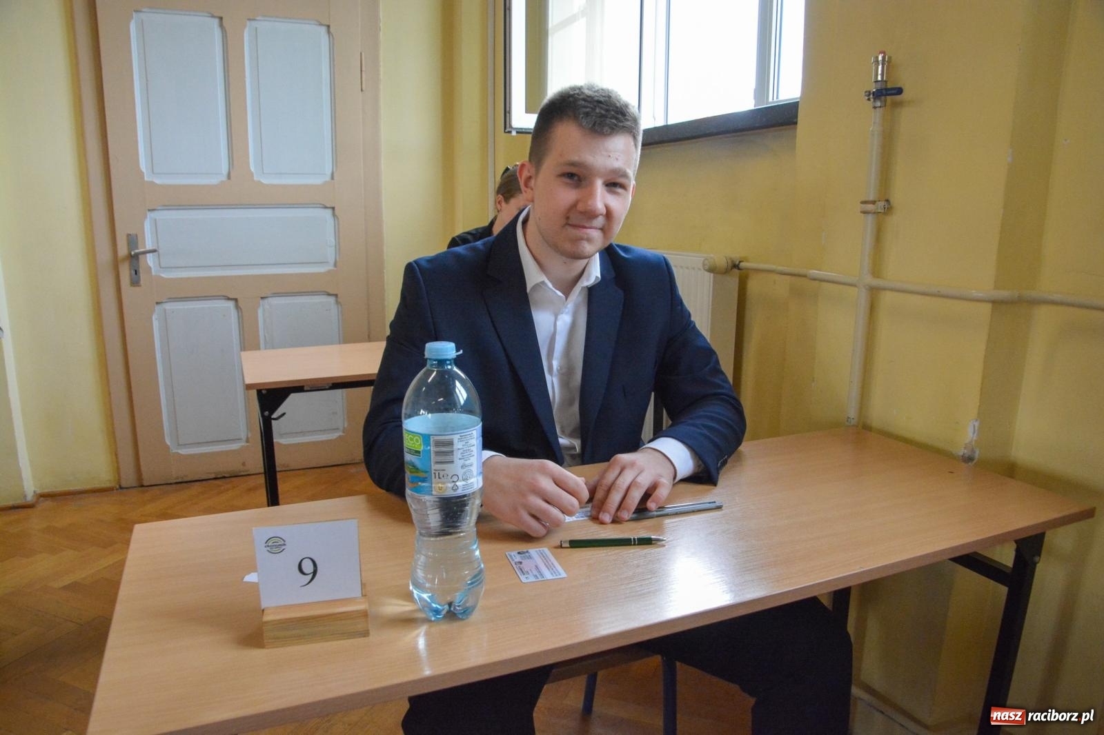 Zdjęcie w galerii na portalu naszraciborz.pl: Egzamin dojrzałości w raciborskim Ekonomiku. Maturzyści obstawiali Lalkę wiadomości z regionu
