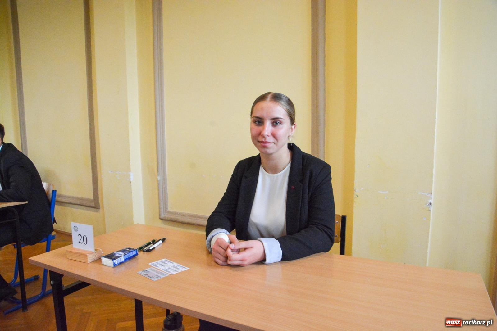 Zdjęcie w galerii na portalu naszraciborz.pl: Egzamin dojrzałości w raciborskim Ekonomiku. Maturzyści obstawiali Lalkę wiadomości z regionu