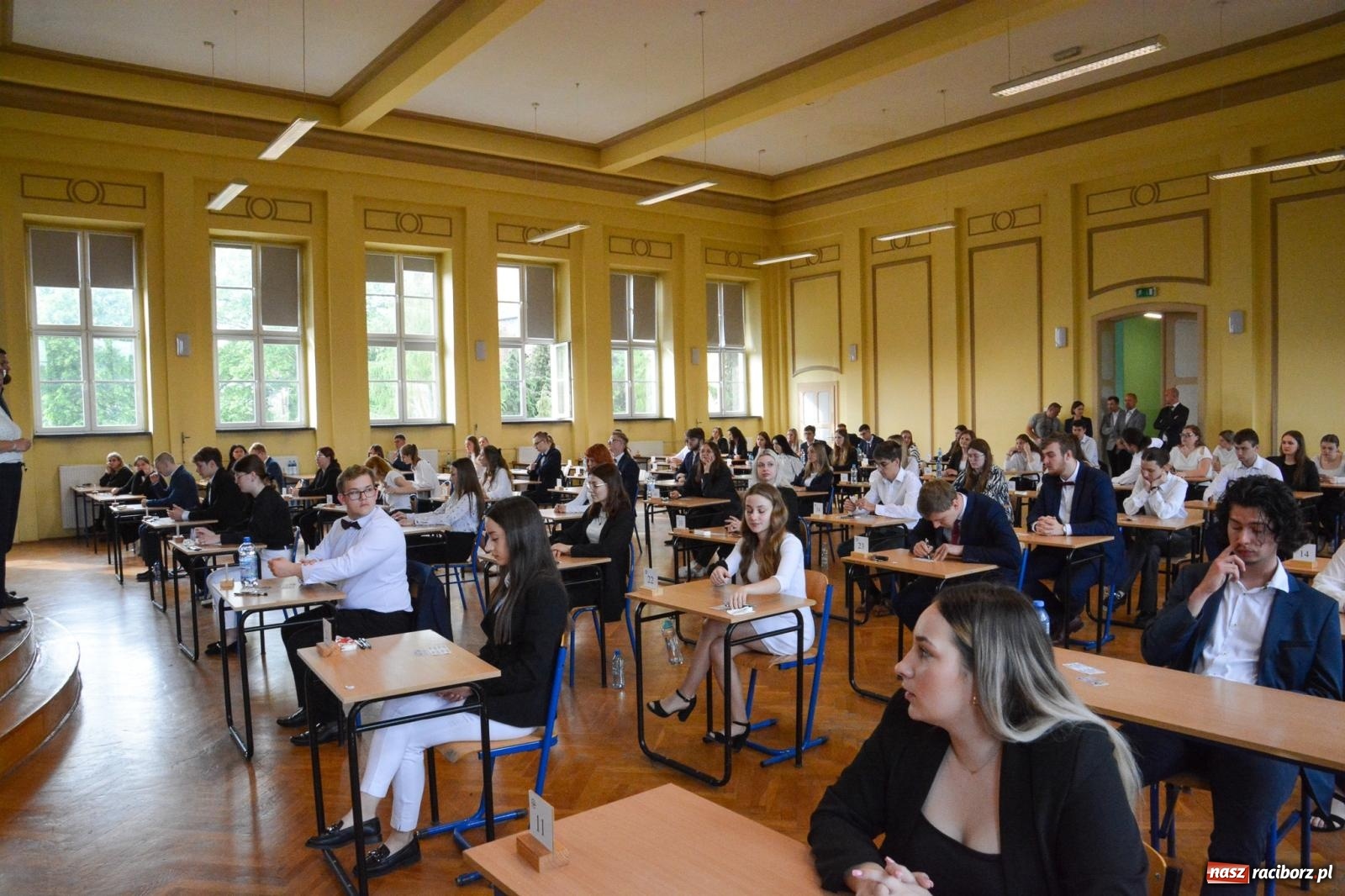 Zdjęcie w galerii na portalu naszraciborz.pl: Egzamin dojrzałości w raciborskim Ekonomiku. Maturzyści obstawiali Lalkę wiadomości z regionu